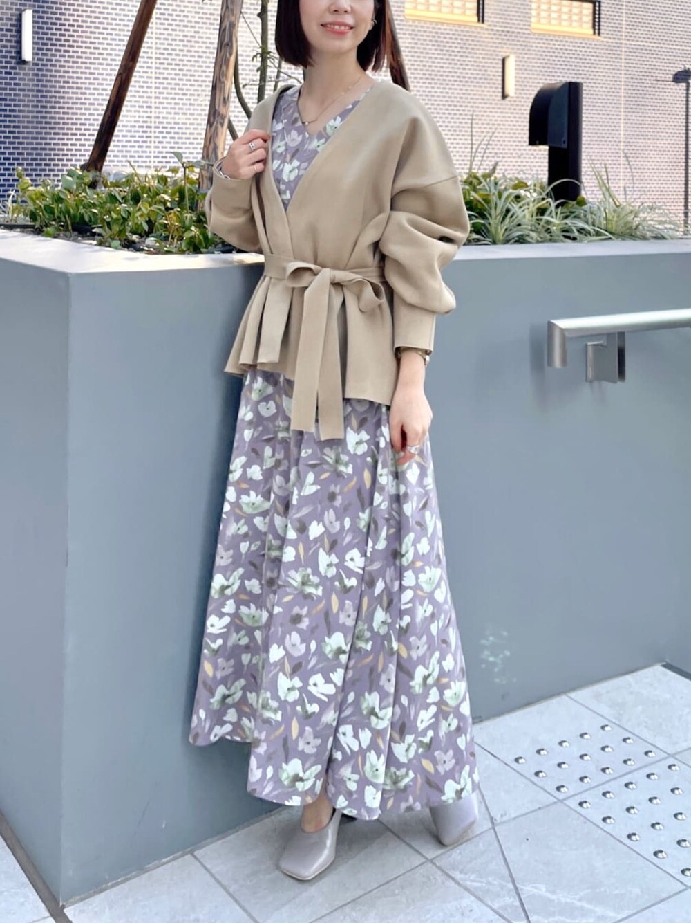 「andemiu、アンデミュウ、ワンピース、花柄、花柄ワンピース、カーディガン、大人コーデ、低身長、ママコーデ、春コーデ、春、パープル」｜「Andemiuのタックショートカーディガン266491（カーディガン/ボレロ、ベージュ系）」を使った、manami00716さん（レディース・155cm）の冬コーディネートの1枚目の写真