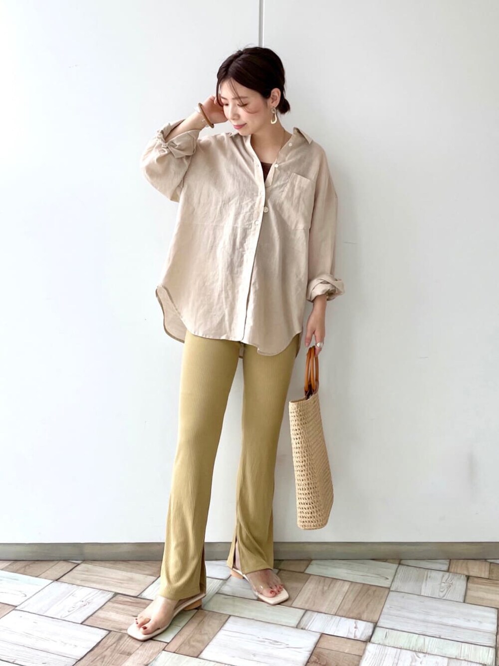 ホワイト系のシャツ/ブラウス、イエロー系のその他パンツ、ホワイト系のバッグを着用したレディースの夏コーディネートの1枚目の写真