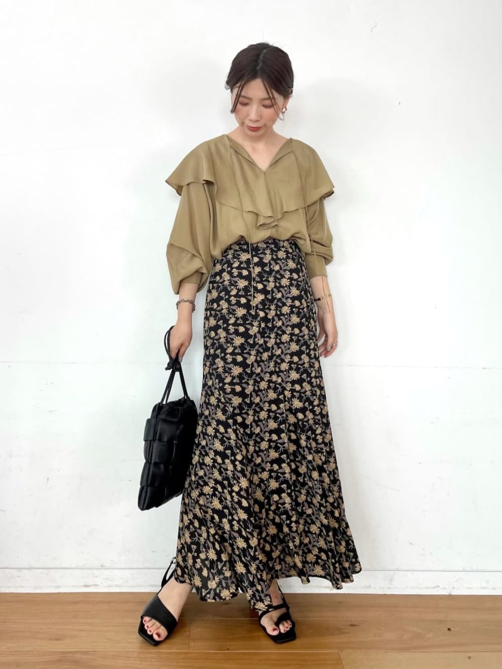 「andemiu、秋のコーデ、休日スタイル、襟付きトップス、花柄スカート、秋先取りコーデ、低身長コーデ、ootd、キレイめ、ママコーデ」｜「Andemiuのフリルネックブラウス219039（シャツ/ブラウス、イエロー系）」を使った、manami00716さん（レディース・155cm）の秋コーディネートの1枚目の写真