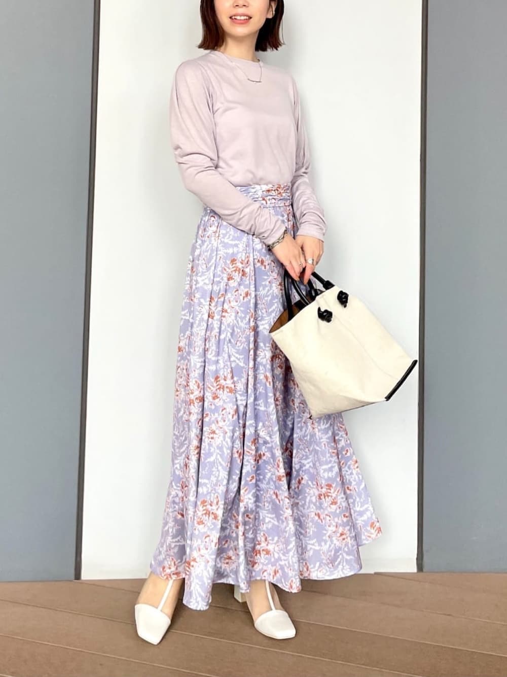 「andemiu、アンデミュウ、春コーデ、春、フレアスカート、花柄スカート、低身長、ママコーデ、ママファッション、パープル、ワントーンコーデ、きれいめカジュアル、オトナカジュアル、大人女子」｜「Andemiuのパワショルプルオーバー267239（Tシャツ/カットソー、グレー系）」を使った、manami00716さん（レディース・155cm）の冬コーディネートの1枚目の写真