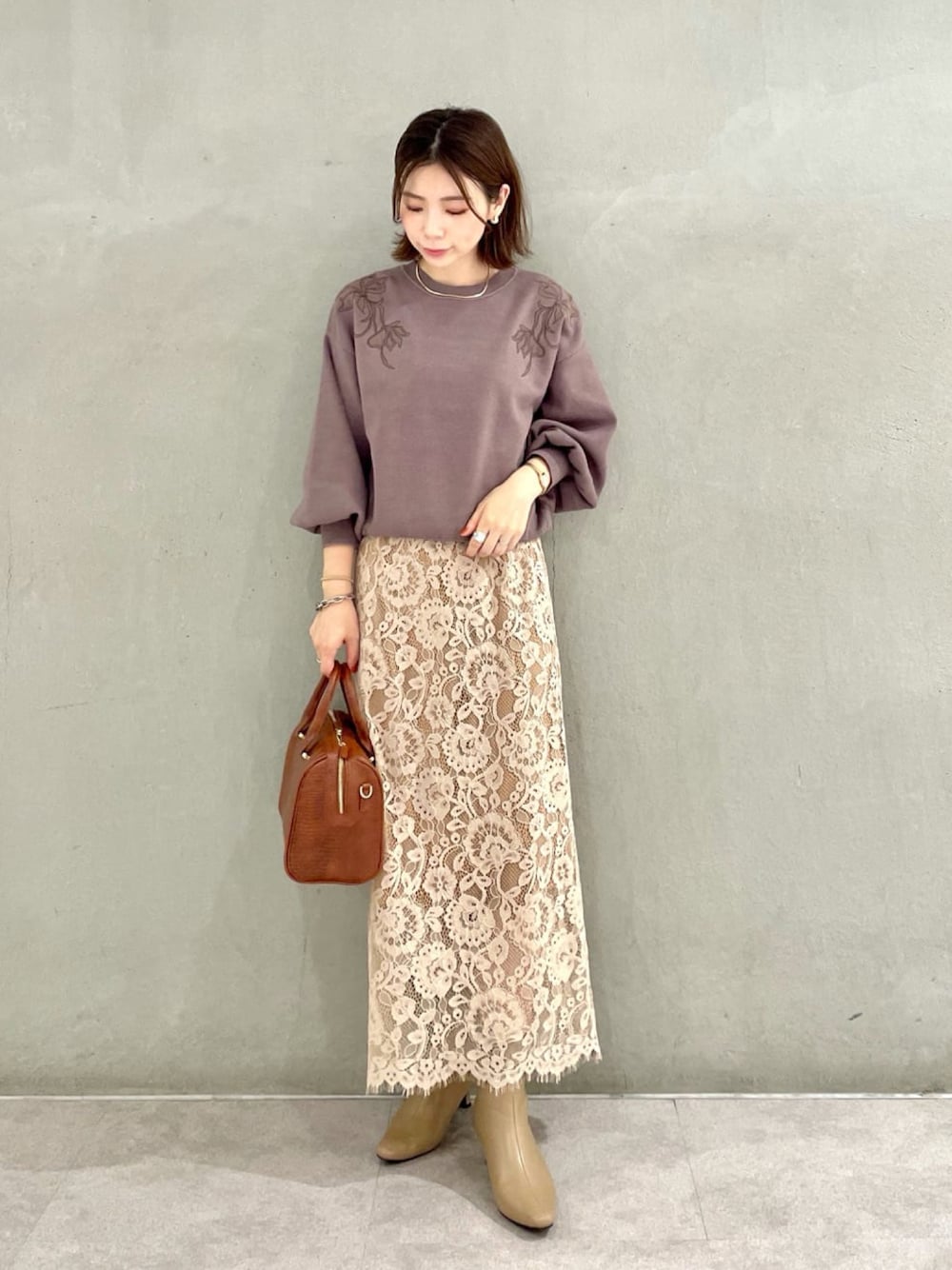 「andemiu、オトナカジュアル、レーススカート、秋コーデ、秋服、きれいめカジュアル、秋冬コーデ、ベージュ、キレイめ、刺繍ニット、低身長、ママコーデ、ワントーンコーデ」｜「Andemiuのハナガラシシュウニット235206（ニット/セーター、グレー系）」を使った、manami00716さん（レディース・155cm）の秋コーディネートの1枚目の写真