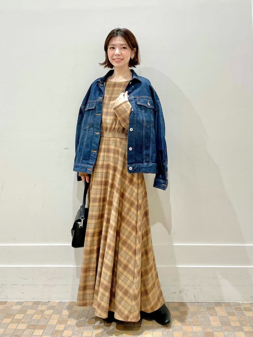 「andemiu、ビッグシルエット、チェック、チェックワンピース、大人コーデ、楽チンコーデ、低身長コーデ、オトナ女子、秋のコーデ、ワンピース、ママコーデ、デニム」｜「Andemiuのチェックフレア2WAYワンピース（ワンピース/ドレス、ブルー系）」を使った、manami00716さん（レディース・155cm）の秋コーディネートの1枚目の写真