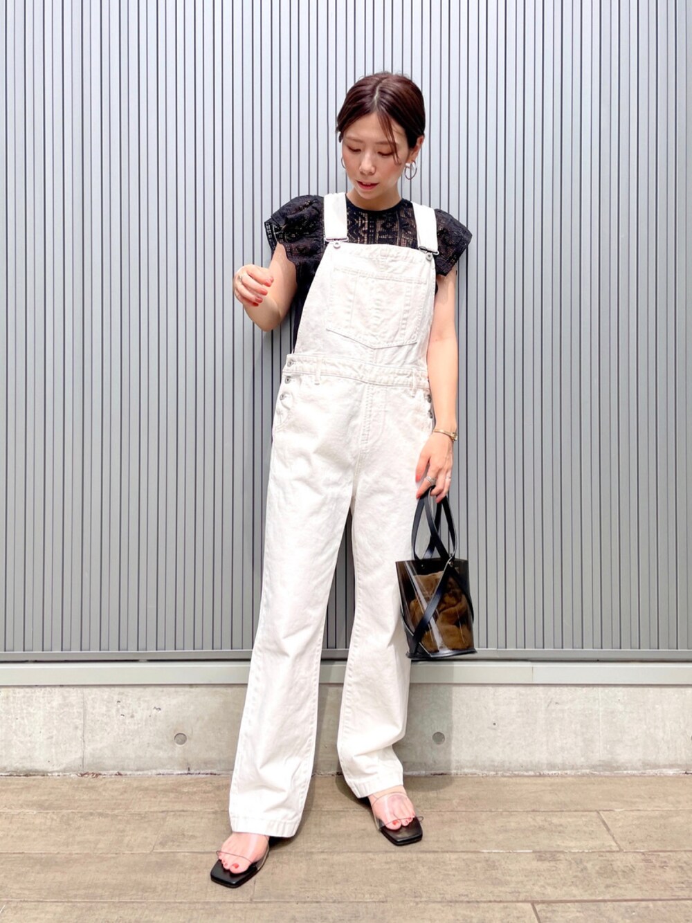 「andemiu、サロペット、モノトーン、休日スタイル、シンプル、カジュアル、ママコーデ、低身長、白パンツ」｜「Andemiuのスリムオーバーオール940183（サロペット/オーバーオール、ブラック系）」を使った、manami00716さん（レディース・155cm）の夏コーディネートの1枚目の写真