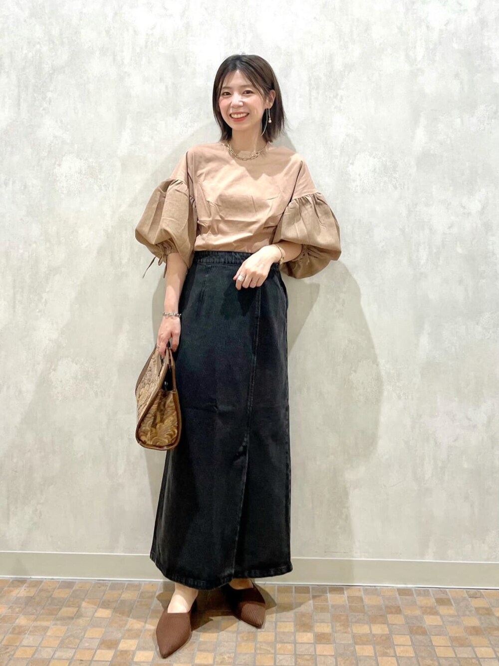 「andemiu、オトナカジュアル、オトナ女子、シンプル、ラクチンコーデ、きれいめカジュアル、秋コーデ、ブラウン、秋服準備はじめました、低身長コーデ、デニムスカート、キレイめ、ブラウンコーデ、ガーリー」｜「Andemiuのソデフハクボリュームカット958508（Tシャツ/カットソー、ベージュ系）」を使った、manami00716さん（レディース・155cm）の秋コーディネートの1枚目の写真