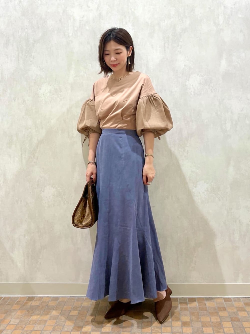 「andemiu、秋コーデ、シンプル、秋カラー、ブラウン、オトナ女子、低身長コーデ、カジュアルコーデ、ガーリー、フェミニン、ママコーデ、オトナカジュアル、スカートコーデ、マーメイドスカート、きれいめカジュアル」｜「Andemiuのソデフハクボリュームカット958508（Tシャツ/カットソー、ベージュ系）」を使った、manami00716さん（レディース・155cm）の秋コーディネートの1枚目の写真