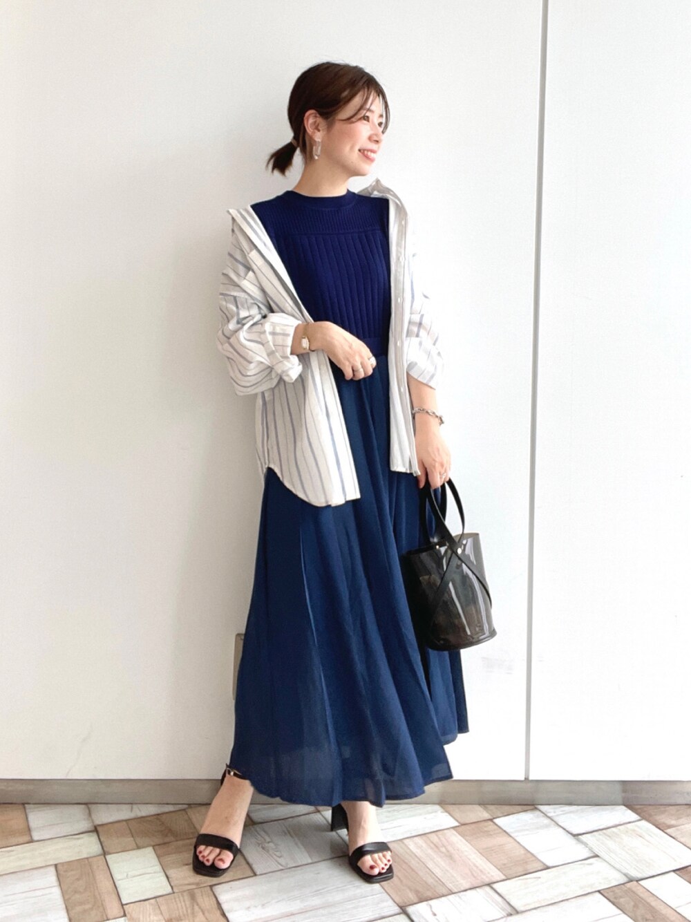 ブルー系のワンピース、ブルー系のシャツ/ブラウス、イエロー系のショルダーバッグを着用したレディースの夏コーディネートの1枚目の写真