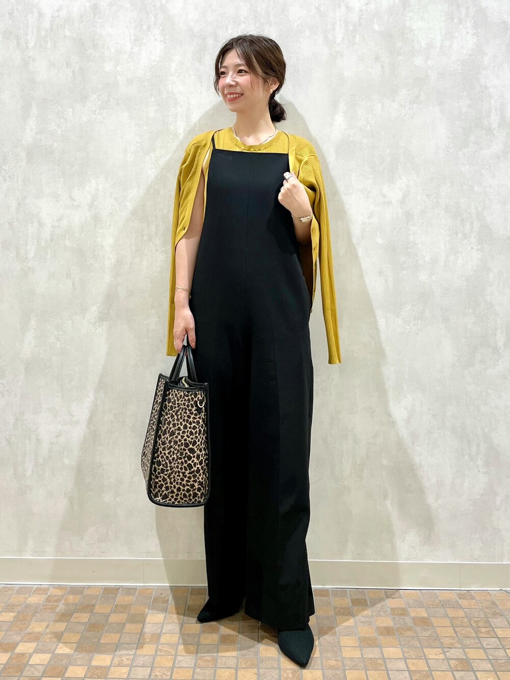 「andemiu、サロペット、カジュアル、秋先取りコーデ、シンプル、低身長、休日スタイル、秋のコーデ、オトナカジュアル、アンサンブル、アニマル柄」｜「Andemiuのキャミサロペットパンツ216845（サロペット/オーバーオール、ブラック系）」を使った、manami00716さん（レディース・155cm）の夏コーディネートの1枚目の写真