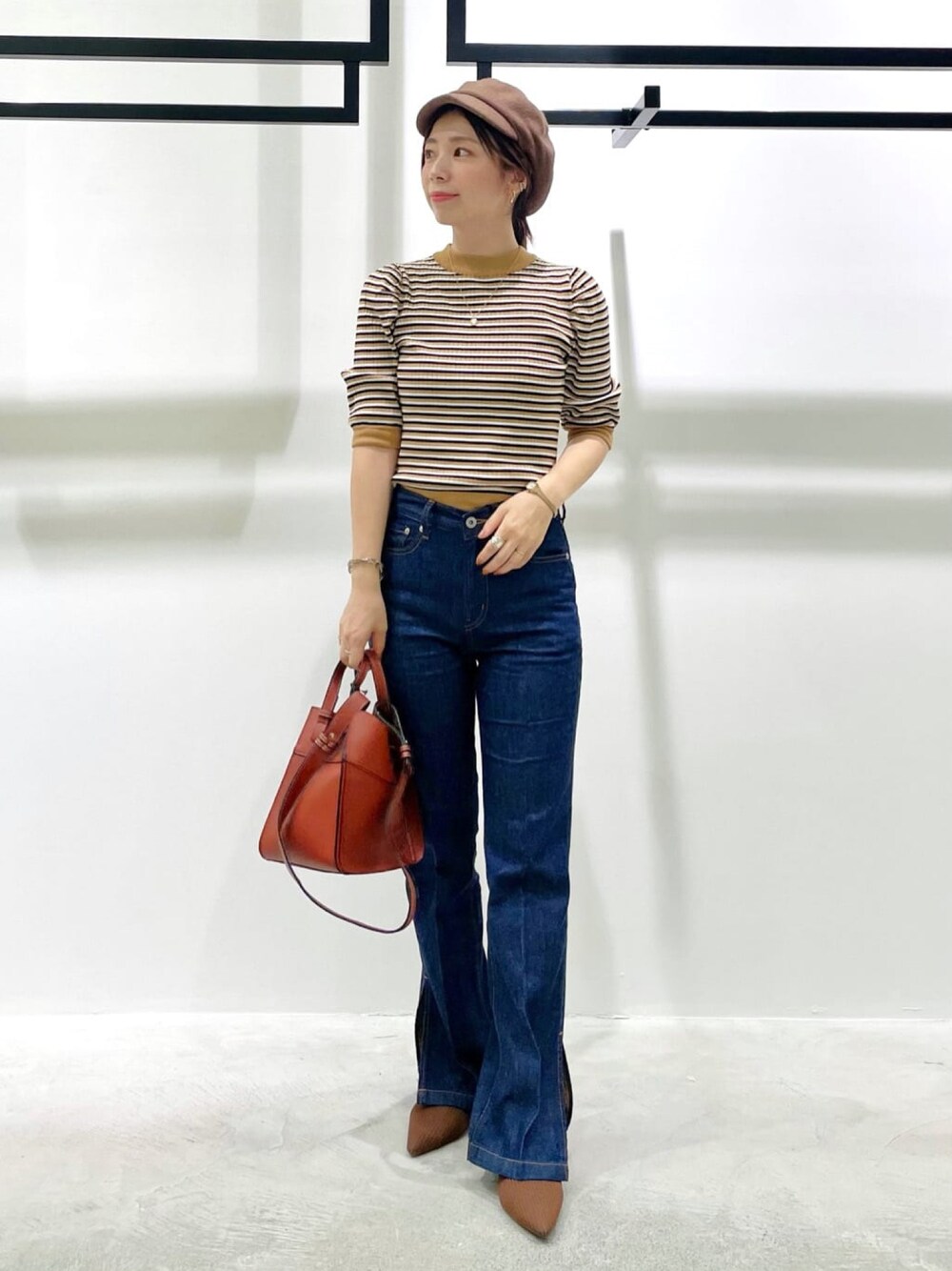「andemiu、ボーター、デニム、フレアデニム、スリットパンツ、オトナカジュアル、低身長、ママコーデ、シンプル、秋コーデ、ブラウン、秋服準備はじめました、低身長コーデ、ブラウンコーデ」｜「Andemiuのマルチボーダーニット228378（ニット/セーター、ベージュ系）」を使った、manami00716さん（レディース・155cm）の秋コーディネートの1枚目の写真