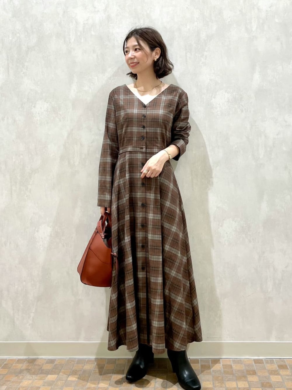 「andemiu、休日スタイル、オトナカジュアル、チェック、チェックワンピース、大人コーデ、お出かけコーデ、大人ガーリー、ブラウン、低身長、クラシカル」｜「Andemiuのチェックフレア2WAYワンピース（ワンピース/ドレス、ブルー系）」を使った、manami00716さん（レディース・155cm）の秋コーディネートの1枚目の写真