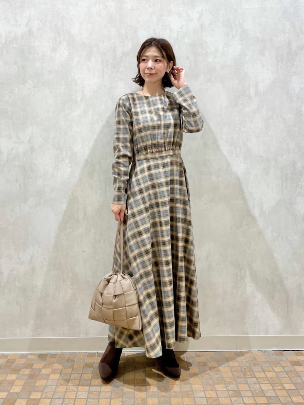 「andemiu、ワンピース、チェック、チェックワンピース、秋コーデ、秋カラー、低身長コーデ、カジュアルコーデ、オトナ女子、ガーリー、秋冬コーデ、フェミニン、ミニバッグ、巾着バッグ、マキシ丈ワンピース」｜「Andemiuのチェックフレア2WAYワンピース（ワンピース/ドレス、ブルー系）」を使った、manami00716さん（レディース・155cm）の秋コーディネートの1枚目の写真