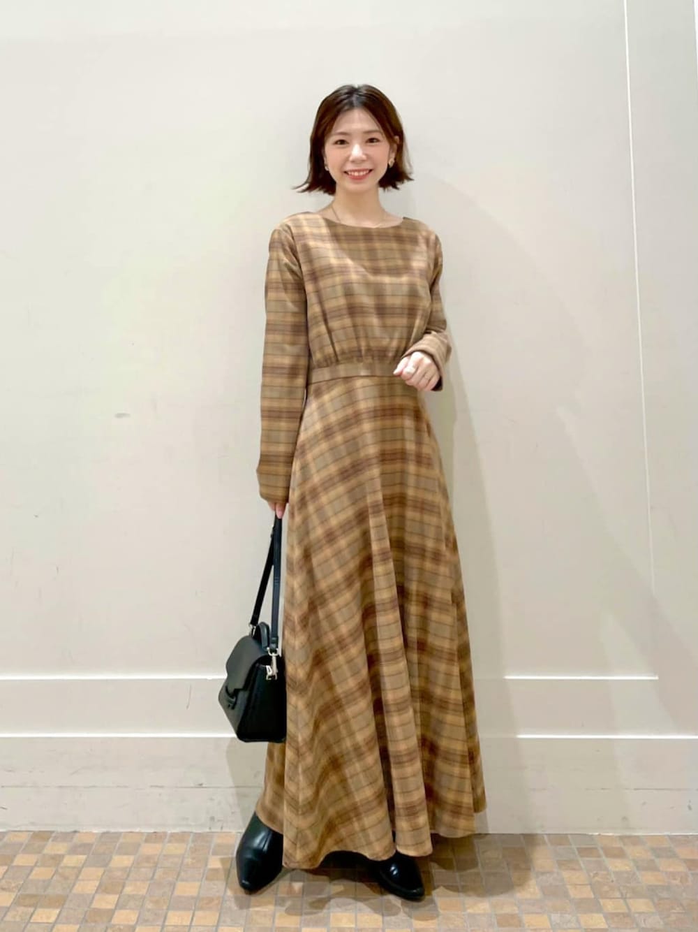 「andemiu、チェック、チェックワンピース、ワンピース、２ＷＡＹ、秋のコーデ、マキシスカート、休日コーデ、カジュアルコーデ、おしゃれさんと繋がりたい、秋トレンド2021、休日スタイル、低身長、着回しコーデ、オトナカジュアル」｜「Andemiuのチェックフレア2WAYワンピース（ワンピース/ドレス、ブルー系）」を使った、manami00716さん（レディース・155cm）の秋コーディネートの1枚目の写真