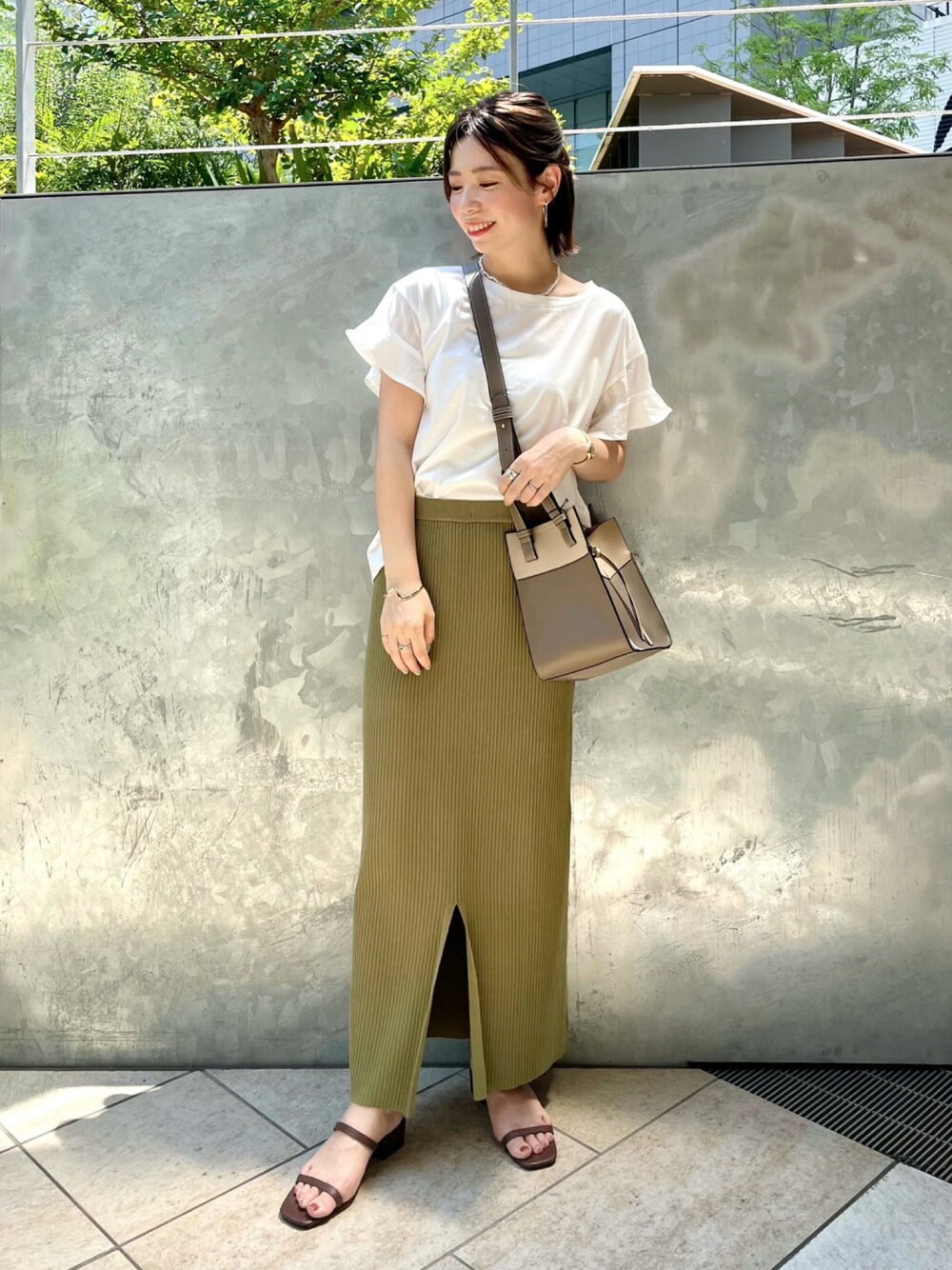 「andemiu、シンプル、初秋コーデ、オトナ女子、秋色、休日スタイル、グリーン、ママコーデ、低身長」｜「Andemiuの【WEB限定】ソデフハクキリカエカットソー948045（Tシャツ/カットソー、ホワイト系）」を使った、manami00716さん（レディース・155cm）の夏コーディネートの1枚目の写真