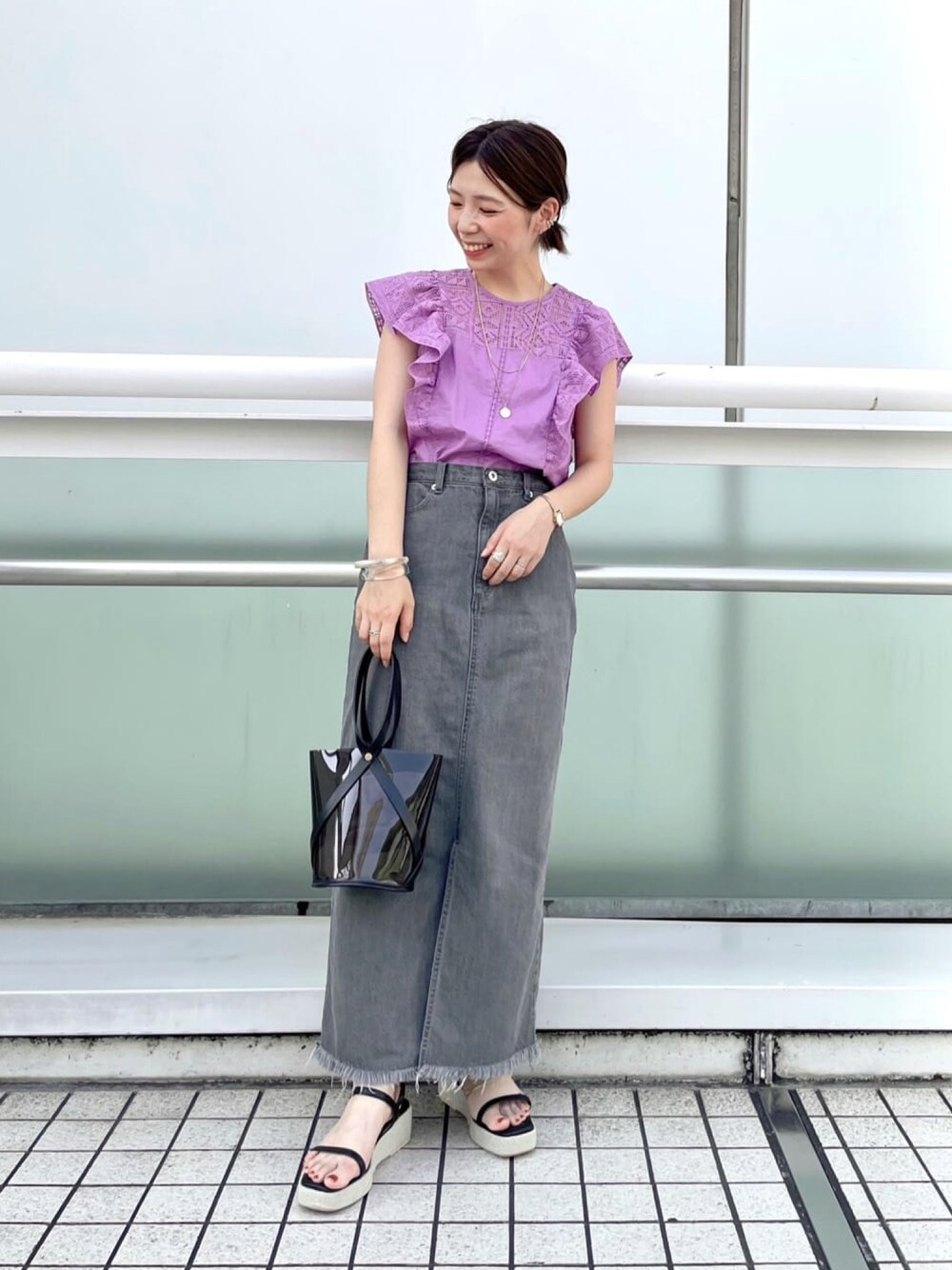 パープル系のシャツ/ブラウス、グレー系のスカート、イエロー系のショルダーバッグを着用したレディースの夏コーディネートの1枚目の写真