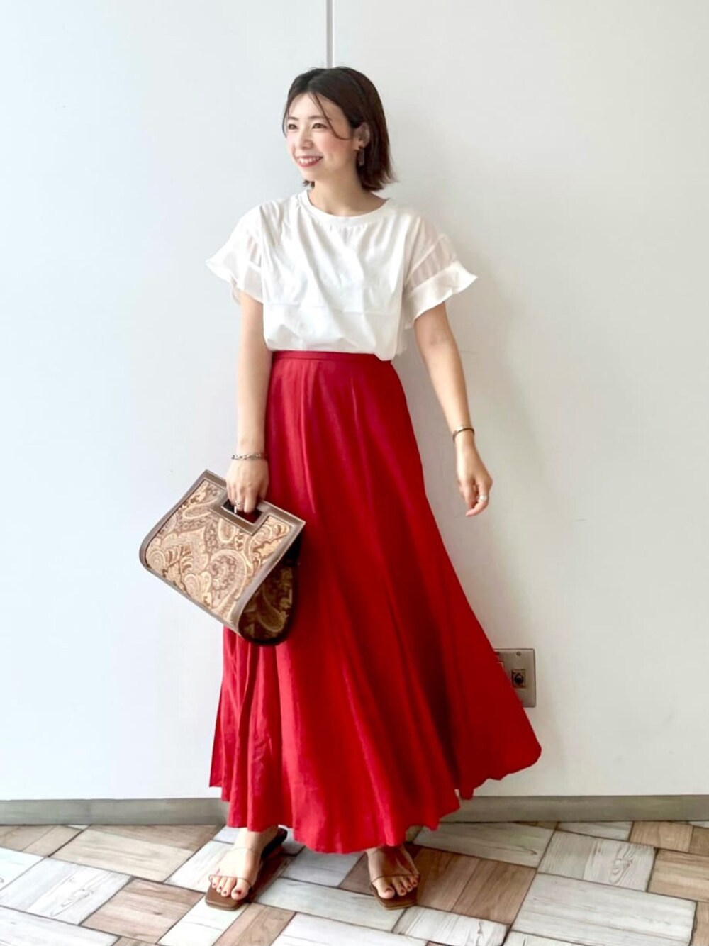 「andemiu、夏コーデ、リネンスカート、シンプル、カジュアルコーデ、お出かけコーデ、低身長、ママコーデ、おしゃれさんと繋がりたい、Tシャツ/カットソー、アクセントカラー、ビビットカラー」｜「Andemiuのスクエアジャガードバッグ956738（ハンドバッグ、ブラウン系）」を使った、manami00716さん（レディース・155cm）の夏コーディネートの1枚目の写真