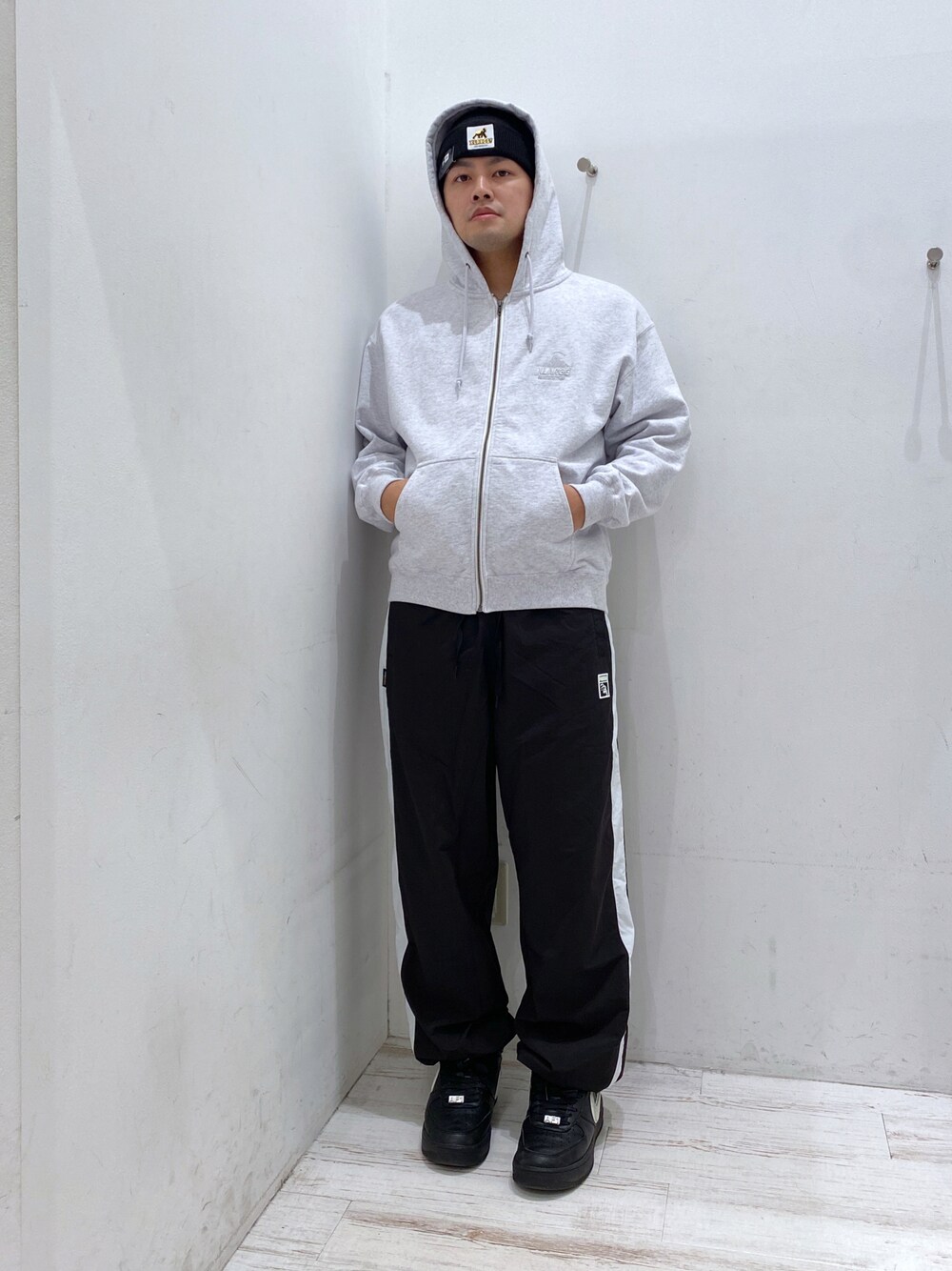 「XLARGEのBACKSIDE SLANTED OG ZIP HOODED SWEATSHIRT（パーカー、グリーン系）」を使った、Tatsukiさん（メンズ・173cm）の秋コーディネートの1枚目の写真