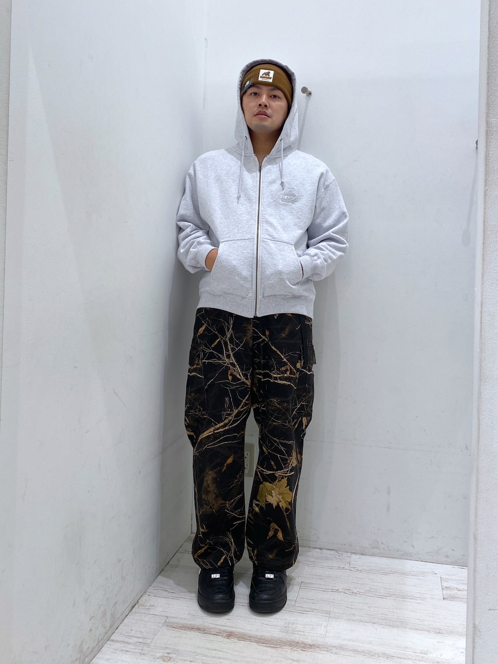 「XLARGEのBACKSIDE SLANTED OG ZIP HOODED SWEATSHIRT（パーカー、グリーン系）」を使った、Tatsukiさん（メンズ・173cm）の秋コーディネートの1枚目の写真