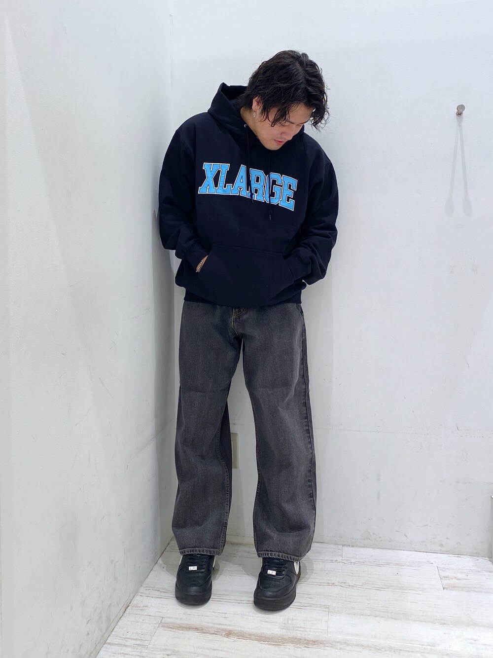「XLARGEのアイテム（トップス、ブラック系）」を使った、Tatsukiさん（メンズ・173cm）の秋コーディネートの1枚目の写真