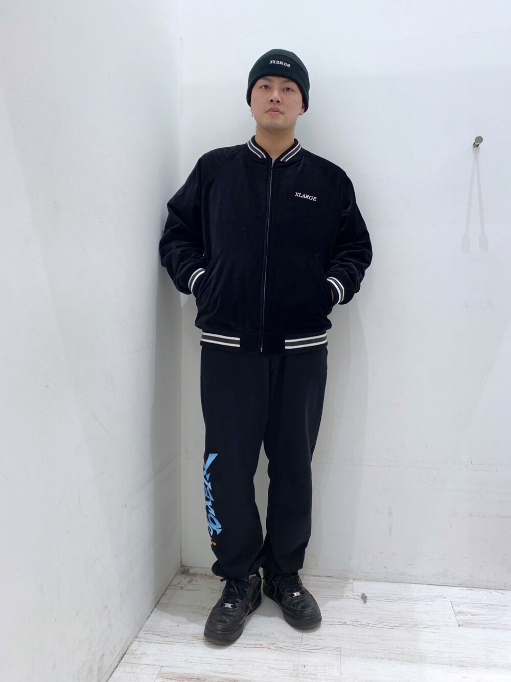 「私の推しブランド、大人コーデ、シンプルコーデ、シンプルスタイル、コーデュロイ、いいね、save、フォローお願いします🤑、オールブラック、おしゃれさんと繋がりたい、ストリート、ストリートコーデ、XLARGE」｜「XLARGEのOLD ENGLISH LOGO KNIT CAP（ニットキャップ/ビーニー、ブラック系）」を使った、Tatsukiさん（メンズ・173cm）の冬コーディネートの1枚目の写真
