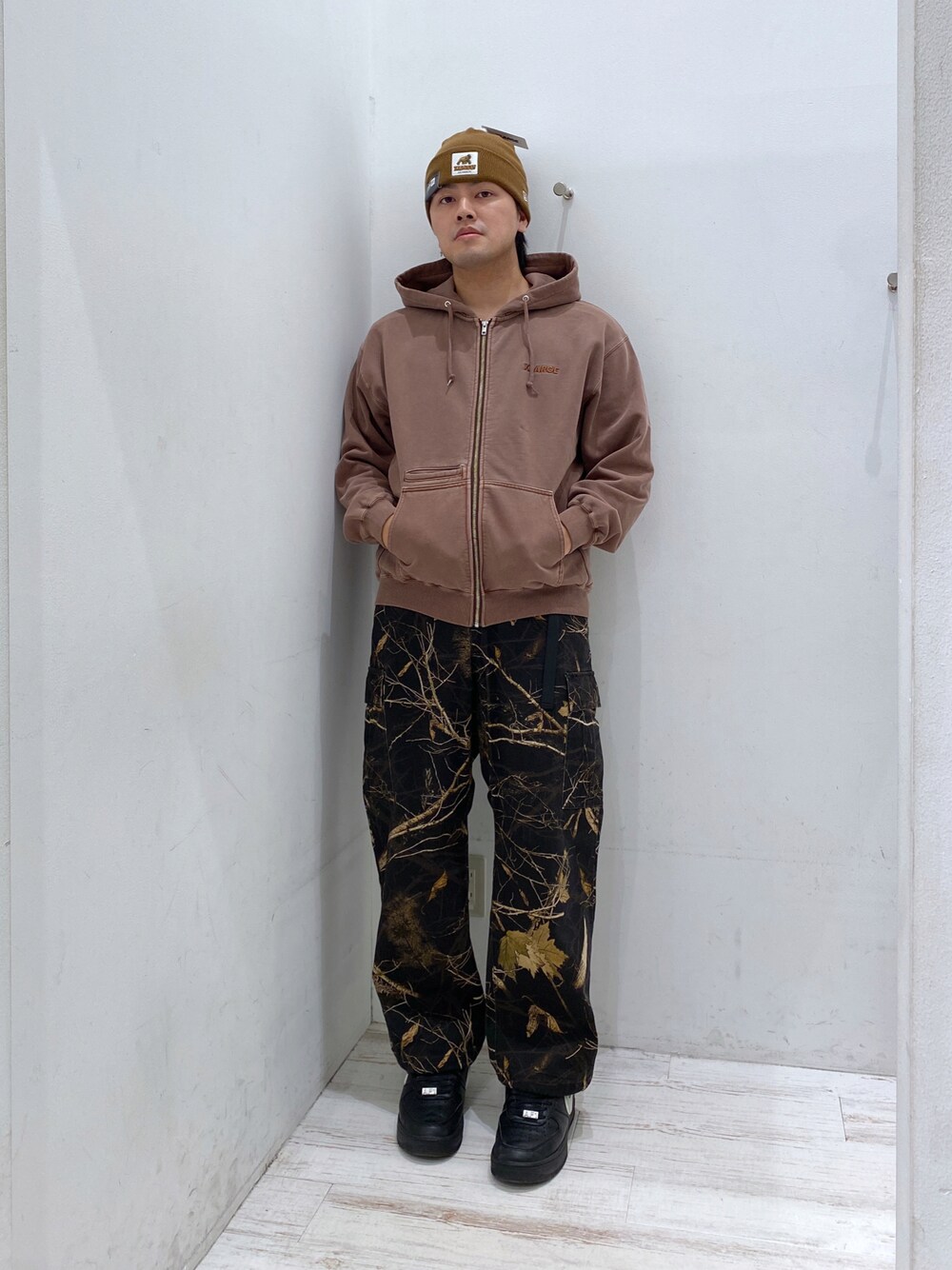 「XLARGEのPIGMENT DYED WORK ZIP HOODED SWEATSHIRT（パーカー、ブラウン系）」を使った、Tatsukiさん（メンズ・173cm）の秋コーディネートの1枚目の写真