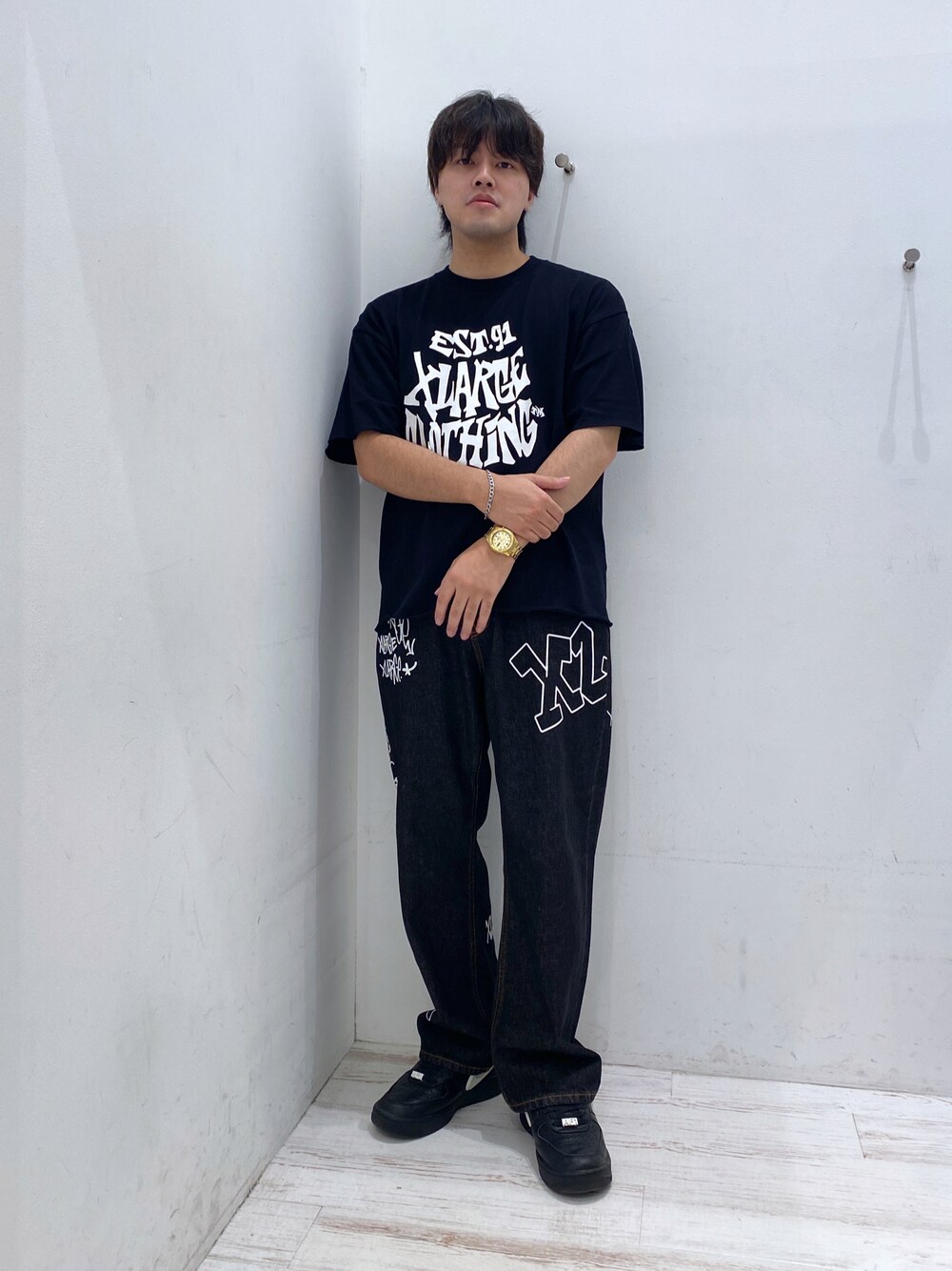 「XLARGEのEST.91 RAW EDGE S/S TEE（Tシャツ/カットソー、ブラック系）」を使った、Tatsukiさん（メンズ・173cm）の夏コーディネートの1枚目の写真