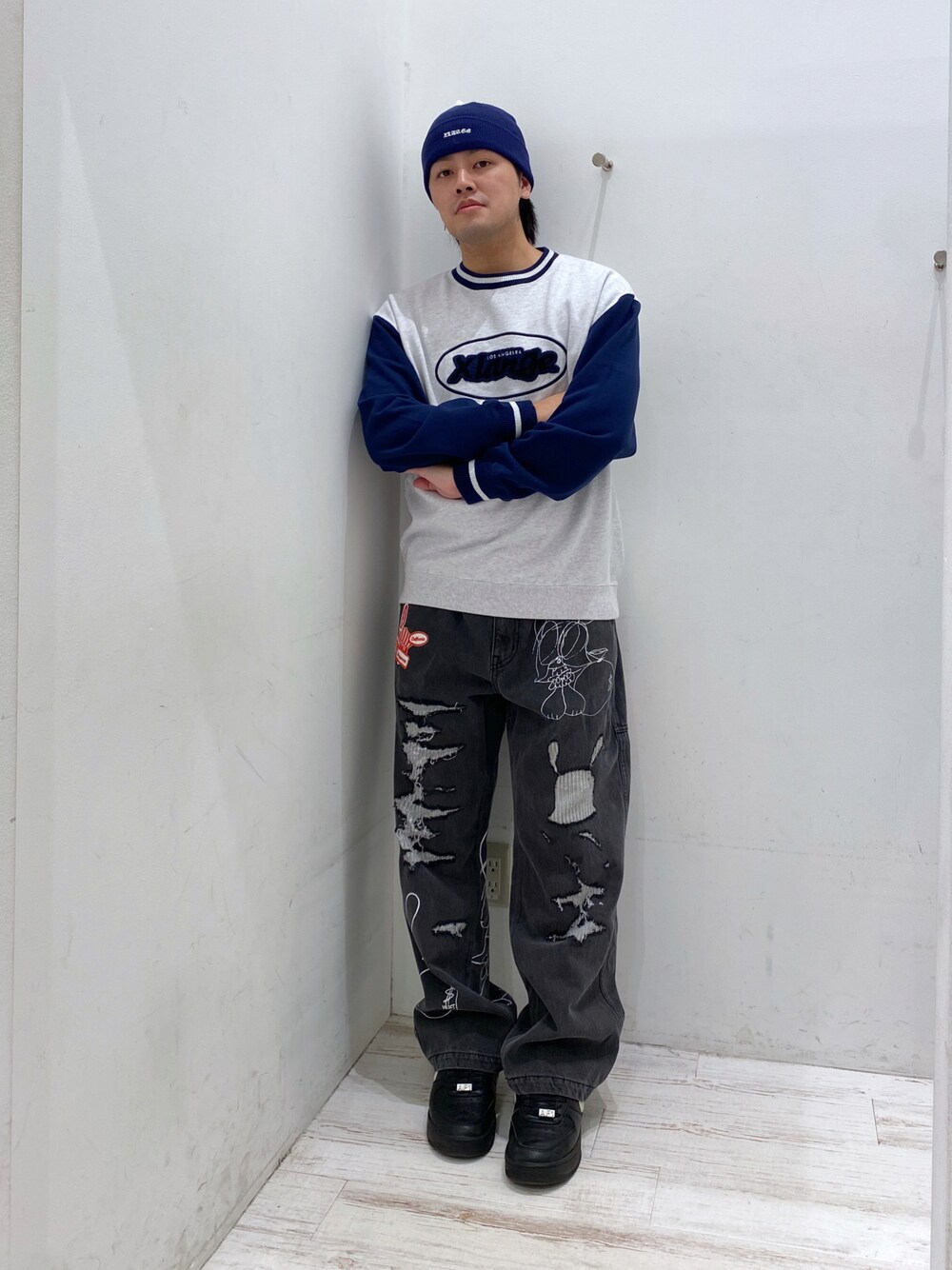 「XLARGEのRETRO CREW NECK SWEAT（スウェット、グレー系）」を使った、Tatsukiさん（メンズ・173cm）の秋コーディネートの1枚目の写真