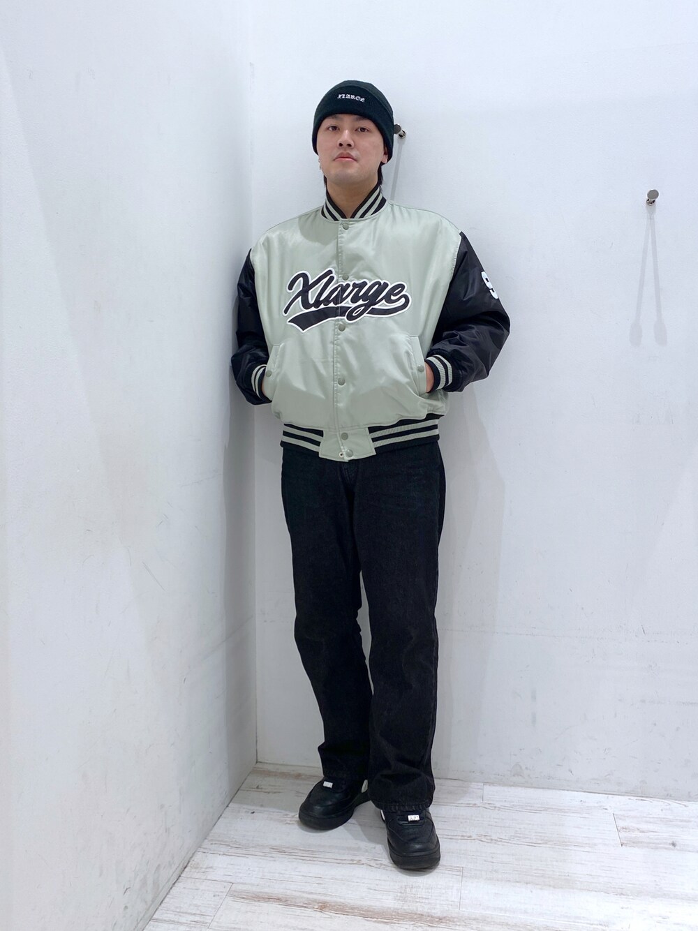 「XLARGEのBASEBALL LOGO VARSITY JACKET（スタジャン、グレー系）」を使った、Tatsukiさん（メンズ・173cm）の春コーディネートの1枚目の写真