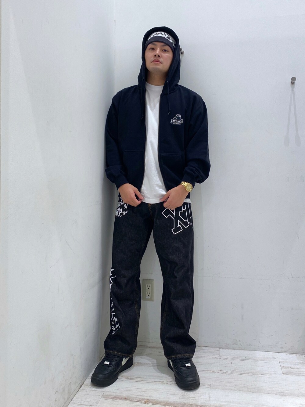「XLARGEのGRAFFITI DENIM PANTS（その他パンツ、ブラック系）」を使った、Tatsukiさん（メンズ・173cm）の夏コーディネートの1枚目の写真