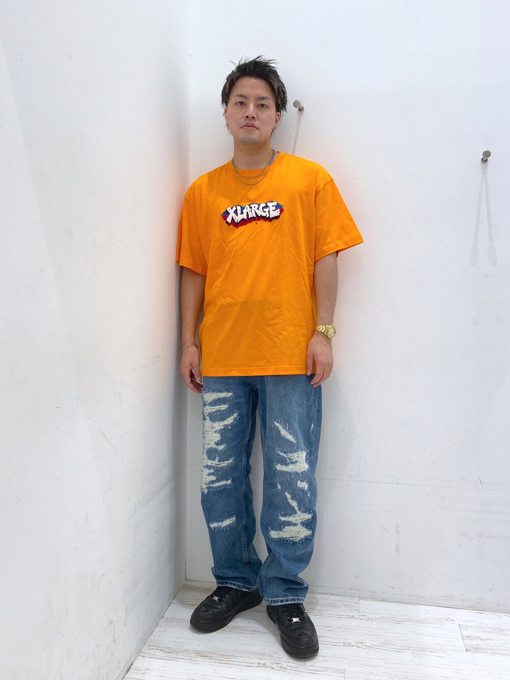 「夏コーデ、シンプル、オーバーサイズ、秋コーデ、デニムパンツ、おしゃれさんと繋がりたい、いいね、save、フォローお願いします🤑、ストリート、ストリートコーデ、XLARGE」｜「XLARGEのGRAFFITI LOGO S/S TEE（Tシャツ/カットソー、オレンジ系）」を使った、Tatsukiさん（メンズ・173cm）の夏コーディネートの1枚目の写真