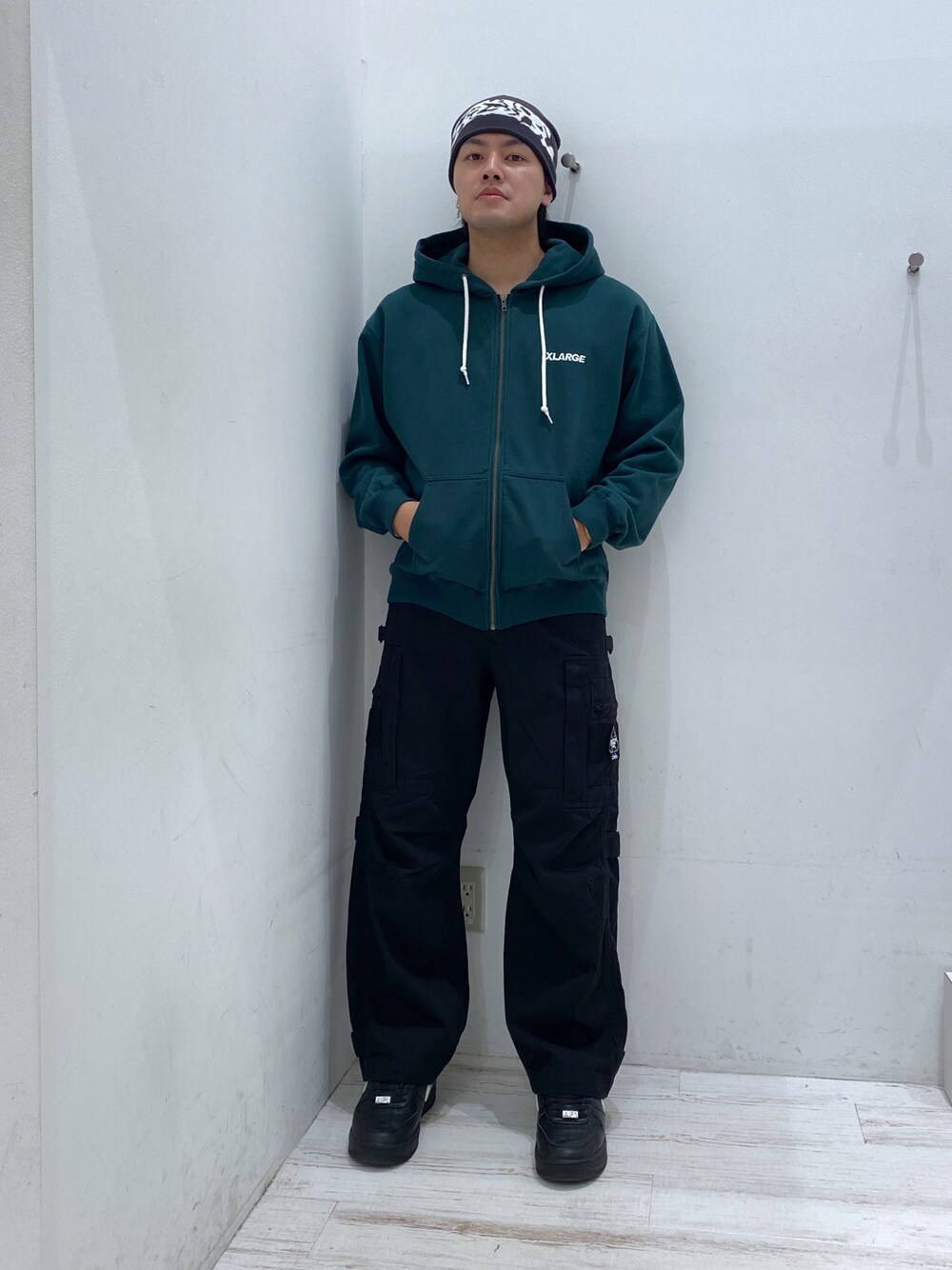 「XLARGEのSTANDARD LOGO ZIP HOODED SWEATSHIRT（パーカー、グリーン系）」を使った、Tatsukiさん（メンズ・173cm）の夏コーディネートの1枚目の写真