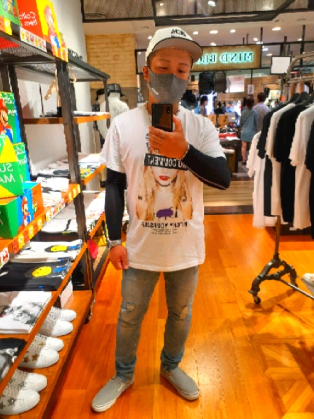 「夏コーデ、大人カジュアル、オーバーサイズ、Tシャツ、白Tシャツ、いいね、save、フォローお願いします🤑、夏だ！Tシャツ着よう！」｜「Guessのアイテム（デニムパンツ、ブルー系）」を使った、$sho$さん（メンズ・172cm）の夏コーディネートの1枚目の写真