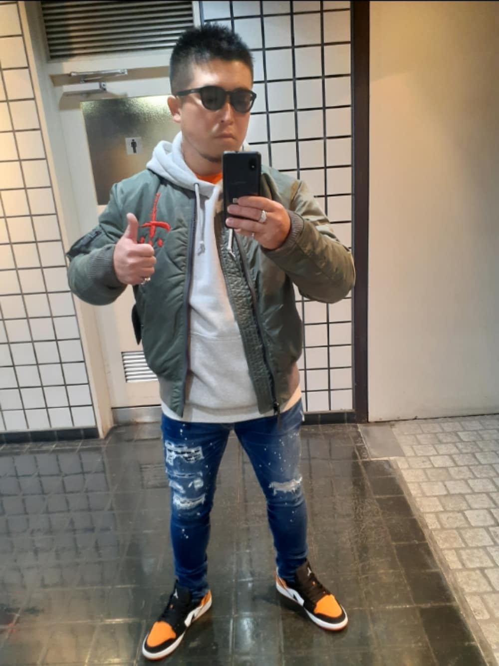 「冬アウター、メンズファッション、大人カジュアル、お洒落さんとつながりたい」｜「AVIREXのアイテム（デニムパンツ、ブルー系）」を使った、$sho$さん（メンズ・172cm）の冬コーディネートの1枚目の写真