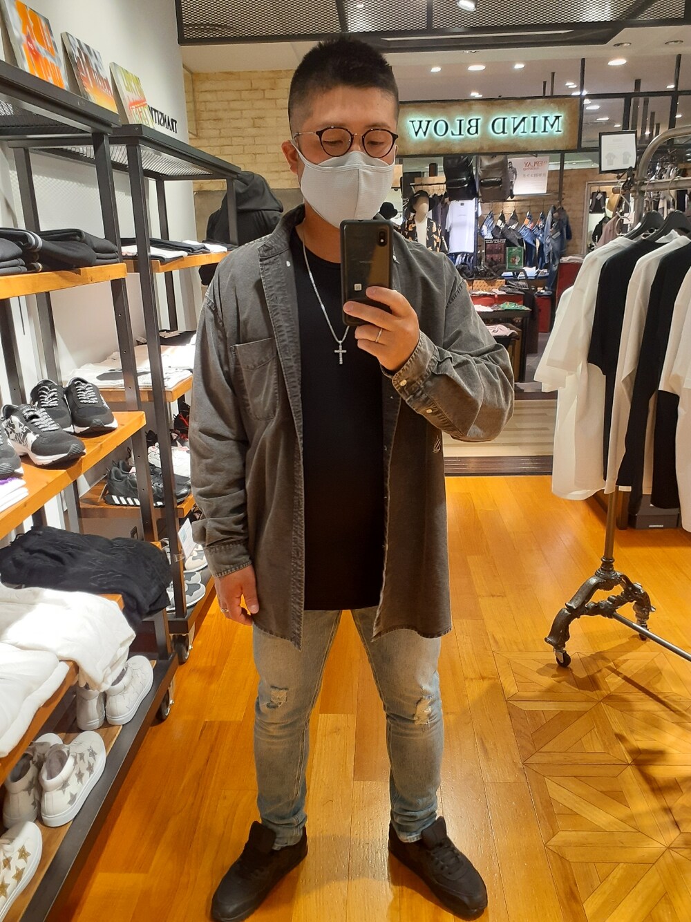 「オーバーサイズ、シンプル、ストリート、デニムっていいよね、デニムパンツ」｜「Guessのアイテム（デニムパンツ、ブルー系）」を使った、$sho$さん（メンズ・172cm）の夏コーディネートの1枚目の写真