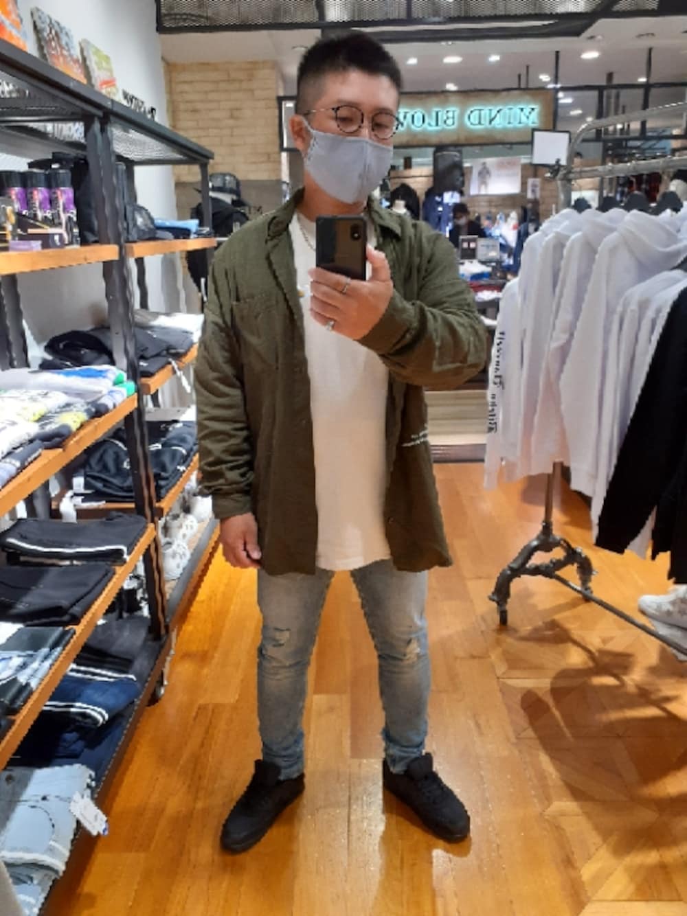 「おしゃれさんと繋がりたい、スニーカー、ストリート、シャツ、いいね、save、フォローお願いします🤑、ストリートコーデ」｜「Guessのアイテム（デニムパンツ、ブルー系）」を使った、$sho$さん（メンズ・172cm）の秋コーディネートの1枚目の写真