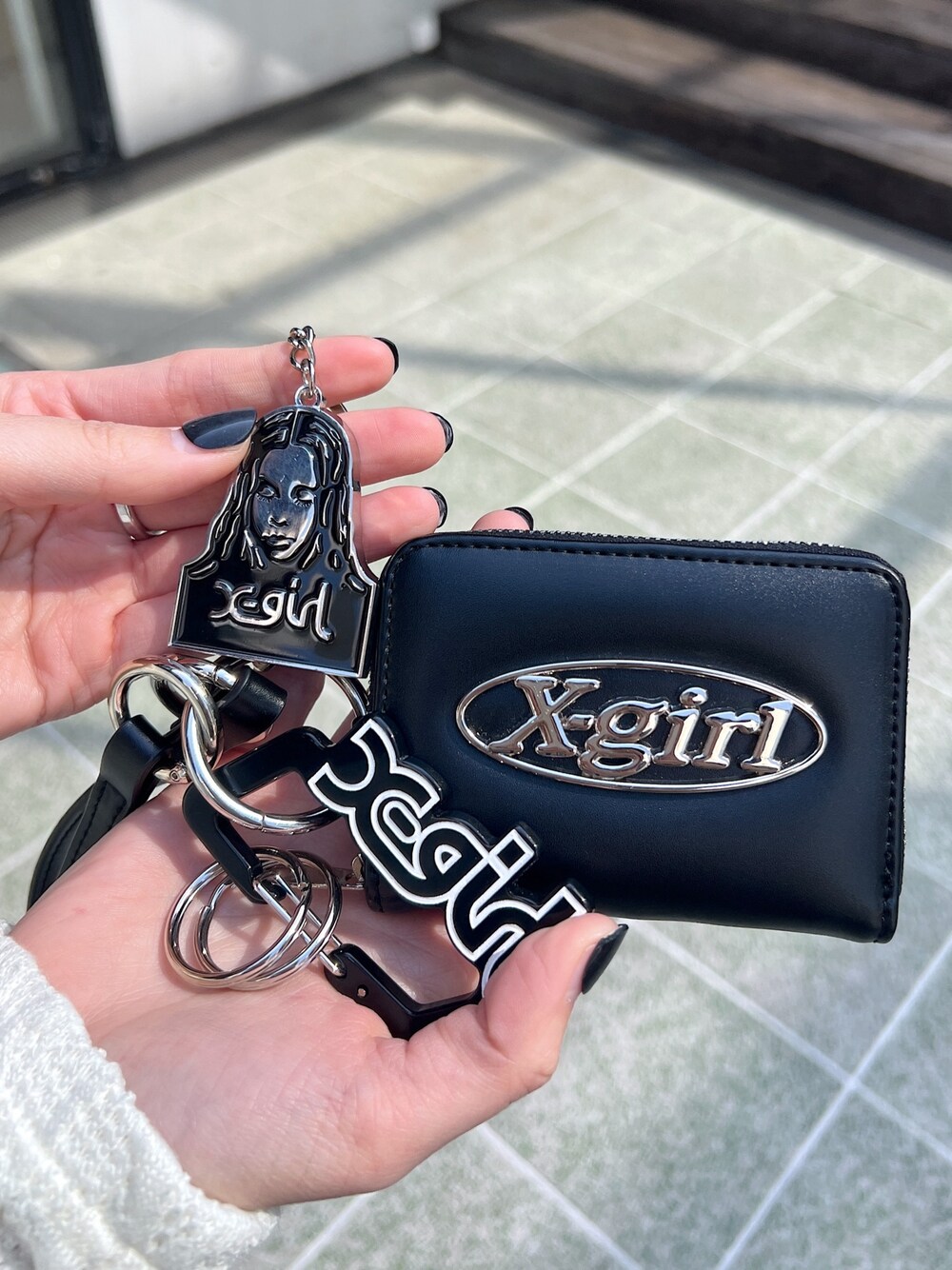 「春のおしゃ見えテクニック、エックスガール」｜「X-girlのOVAL LOGO FAUX LEATHER COIN AND CARD CASE（カードケース、ブラック系）」を使った、高平舞菜さん（レディース・159cm）の春コーディネートの1枚目の写真