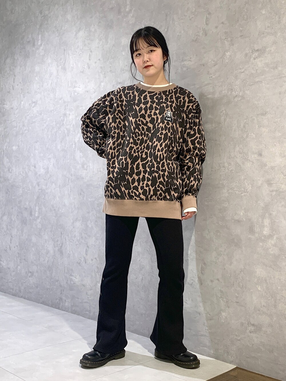 「エックスガール、x-girl」｜「X-girlのFACE EMBROIDERY CREW SWEAT TOP（スウェット、ベージュ系）」を使った、高平舞菜さん（レディース・159cm）の冬コーディネートの1枚目の写真