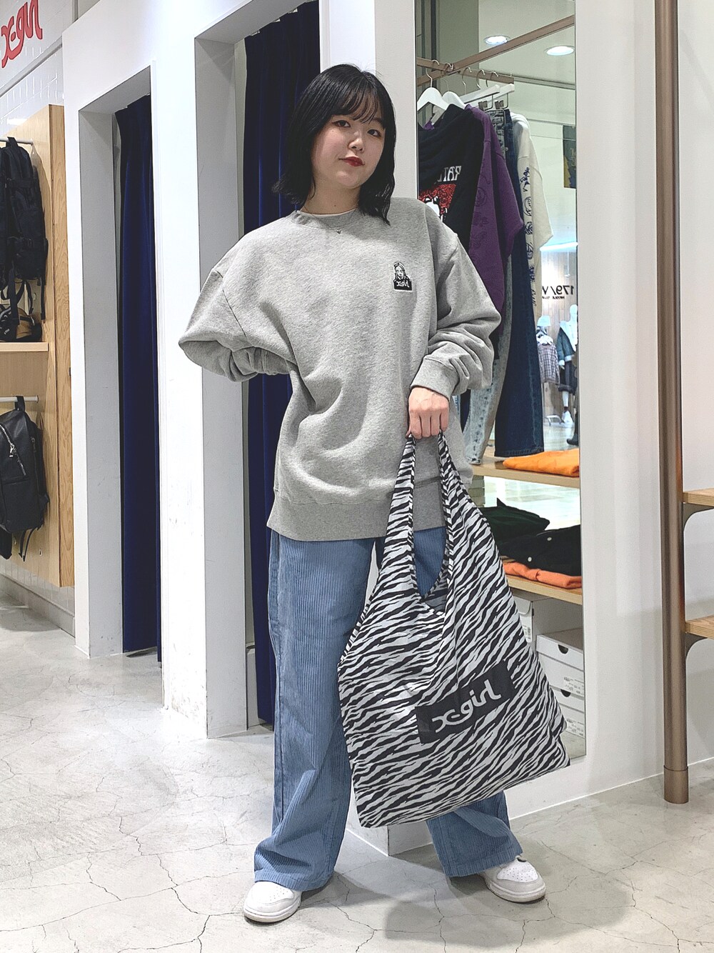 「x-girl、エックスガール、エコバック、スウェット」｜「X-girlのFACE EMBROIDERY CREW SWEAT TOP（スウェット、グレー系）」を使った、高平舞菜さん（レディース・159cm）の冬コーディネートの1枚目の写真