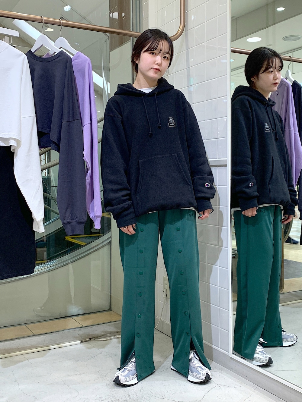 「wearhalloween2021、エックスガール、x-girl」｜「X-girlのJERSEY TRACK PANTS（その他パンツ、グリーン系）」を使った、高平舞菜さん（レディース・159cm）の秋コーディネートの1枚目の写真