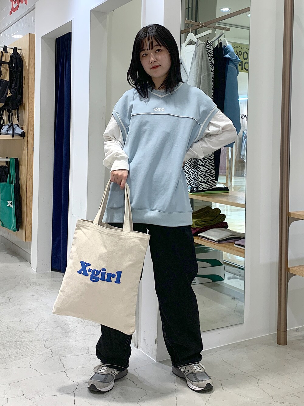 「ベスト、春コーデ、オーバーオール」｜「X-girlのCANVAS TOTE BAG（トートバッグ、ホワイト系）」を使った、高平舞菜さん（レディース・159cm）の春コーディネートの1枚目の写真