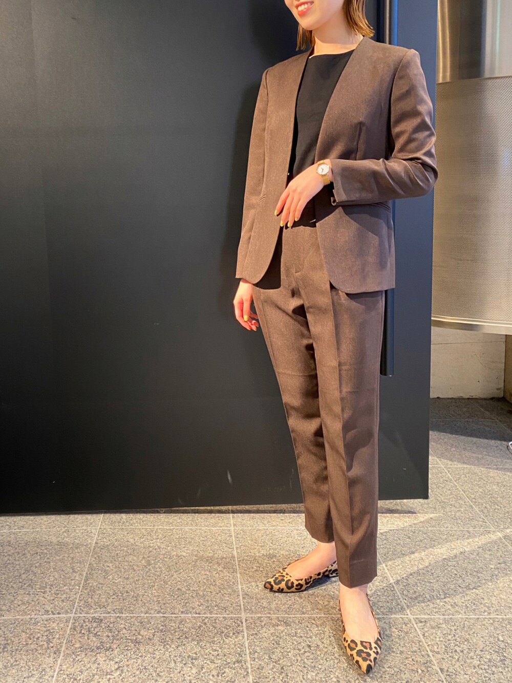 グレー系のノーカラージャケット、グレー系のその他パンツ、その他のパンプスを着用したレディースの秋コーディネートの1枚目の写真