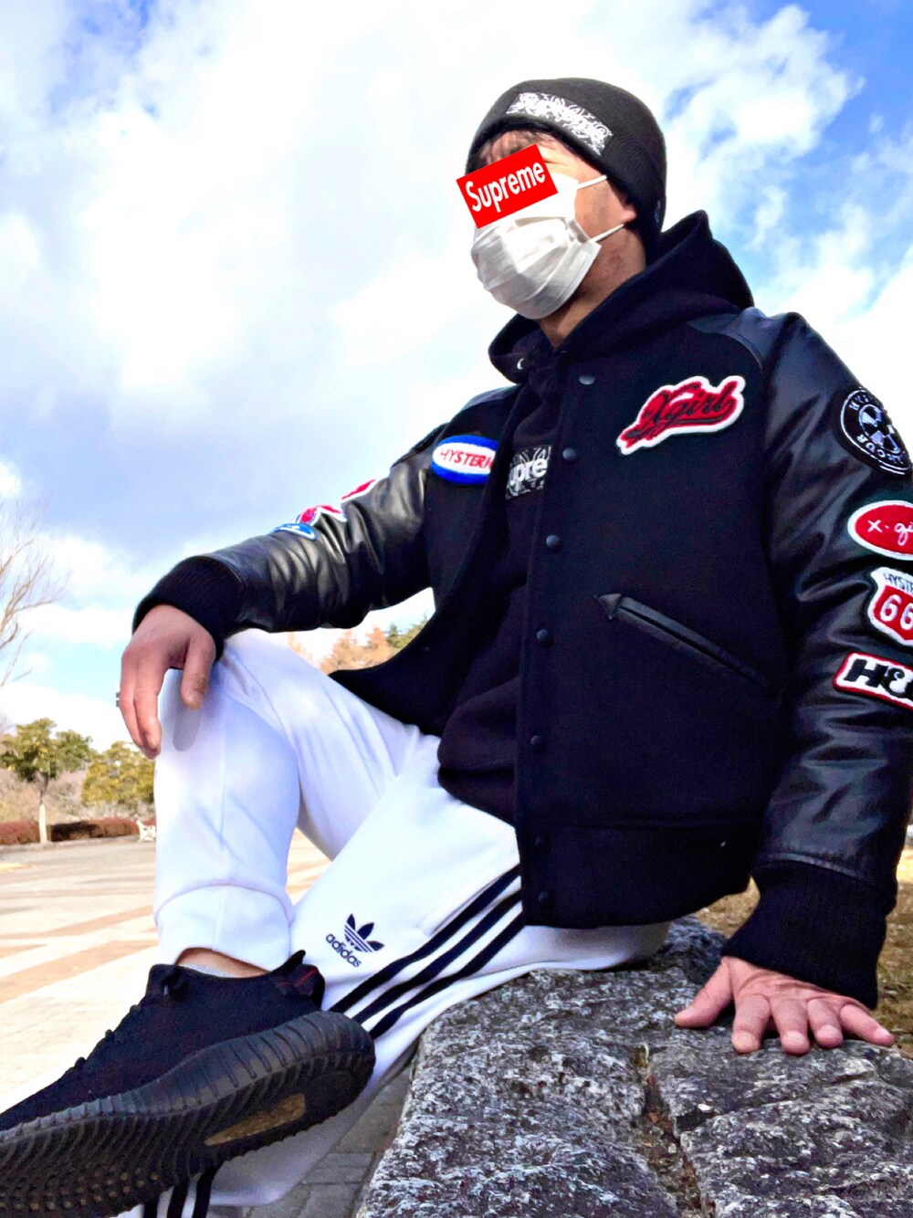「adidas originals、YeezyBoost350、yeezyboost350V2、x-girl、Hysteric Glamour、supreme、今日のコーデ、お洒落さんとつながりたい、ストリートコーデ、スニーカーコーデ」｜「NEW ERAのアイテム（ニットキャップ/ビーニー、ブラック系）」を使った、怠惰ですけれども®︎さん（メンズ・170cm）の冬コーディネートの1枚目の写真