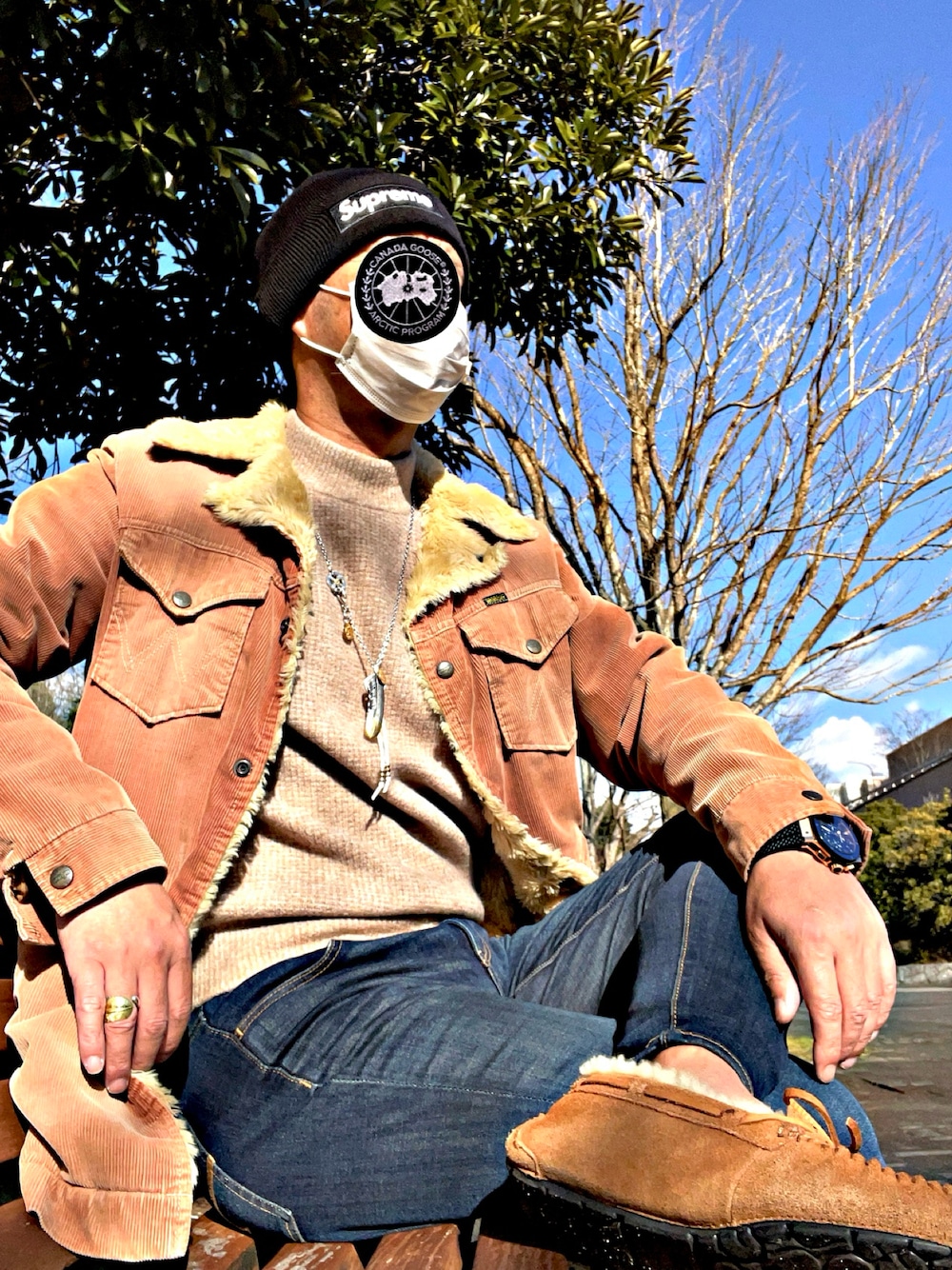 「NEW ERA、N.HOOLYWOOD、Nハリ、アグ、UGG、UGGムートン、お洒落さんとつながりたい、おしゃれさんと繋がりたい、今日のコーデ、裏原、ネイティブアクセサリー、シュプリーム、supreme、お洒落さんと繋がりたい、アメカジ」｜「N.HOOLYWOODのアイテム（ムートンコート、ブラウン系）」を使った、怠惰ですけれども®︎さん（メンズ・170cm）の冬コーディネートの1枚目の写真