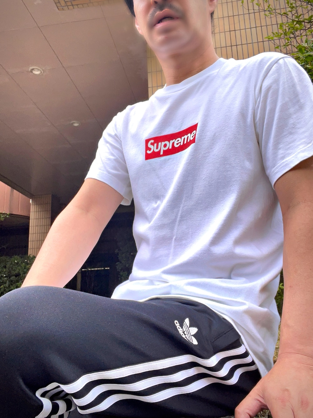 「adidas originals、supreme、アディダスオリジナルス、シュプリーム、jersey、トラックパンツ、ストリートコーデ、アメカジ、今日のコーデ、おしゃれさんと繋がりたい、お洒落さんとつながりたい」｜「Supreme のアイテム（Tシャツ/カットソー、ホワイト系）」を使った、怠惰ですけれども®︎さん（メンズ・170cm）の夏コーディネートの1枚目の写真