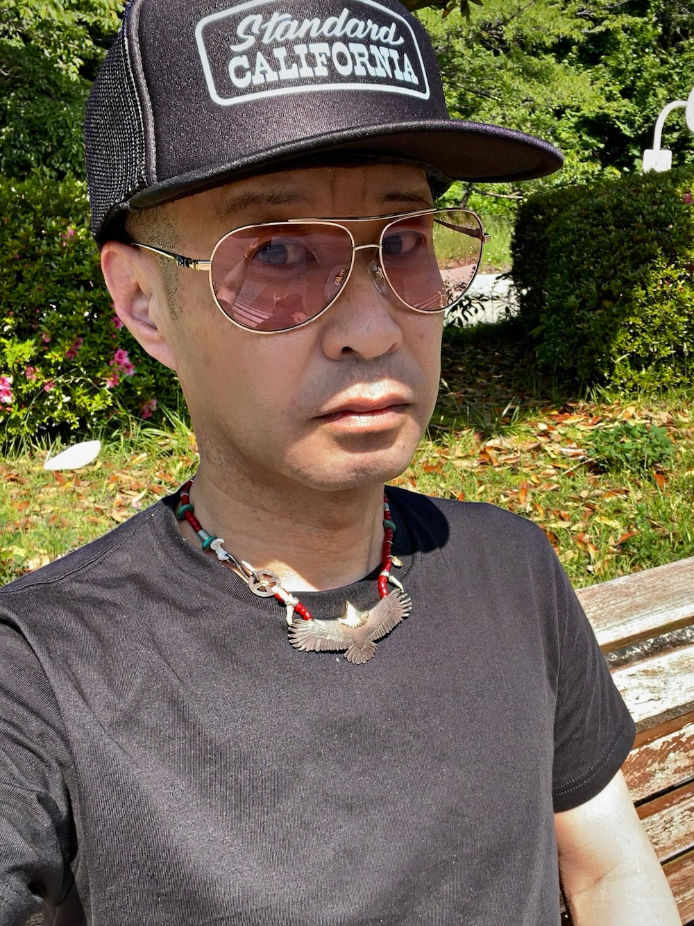 「ゴローズ、ネイティブアメリカンジュエリー、インディアンジュエリー、アメカジ、お洒落さんとつながりたい、スタンダードカリフォルニア、クロムハーツ、アイウェア、eyewear、STANDARD CALIFORNIA、大イーグル、今日のコーデ、タディアンドキング、goro's、tady&king」｜「HANESのアイテム（Tシャツ/カットソー、ブラック系）」を使った、怠惰ですけれども®︎さん（メンズ・170cm）の夏コーディネートの1枚目の写真