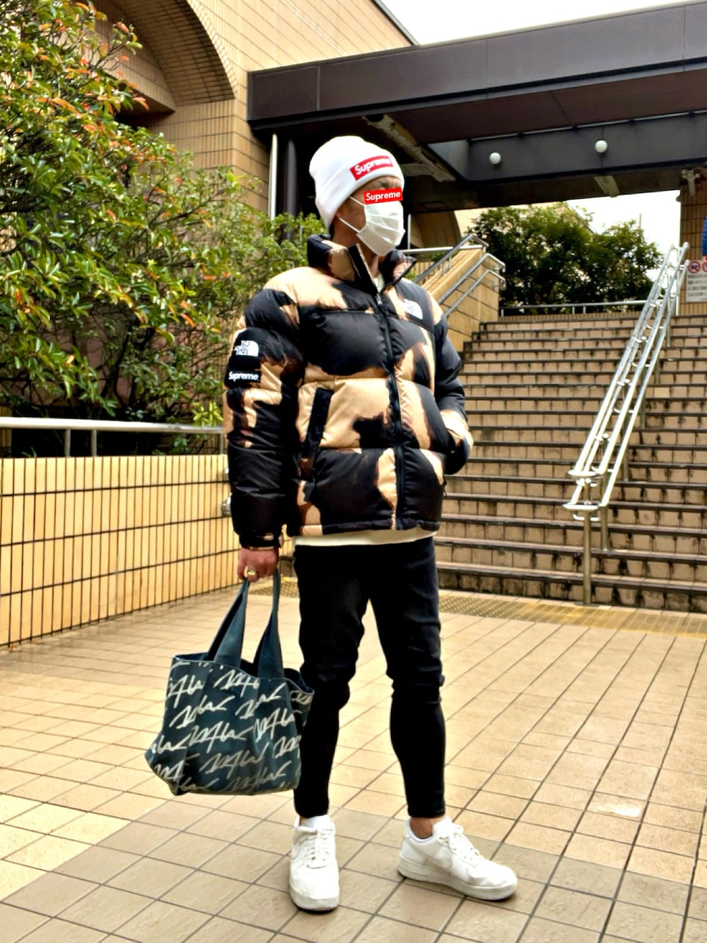 「NEW ERA、supreme、wtw、NIKE、THE NORTH FACE、シュプノース、シュプリーム、ノースフェイス、ダブルティー、お洒落さんとつながりたい、おしゃれさんと繋がりたい、今日のコーデ、ストリートコーデ」｜「THE NORTH FACEのアイテム（ダウンジャケット/コート、ベージュ系）」を使った、怠惰ですけれども®︎さん（メンズ・170cm）の冬コーディネートの1枚目の写真