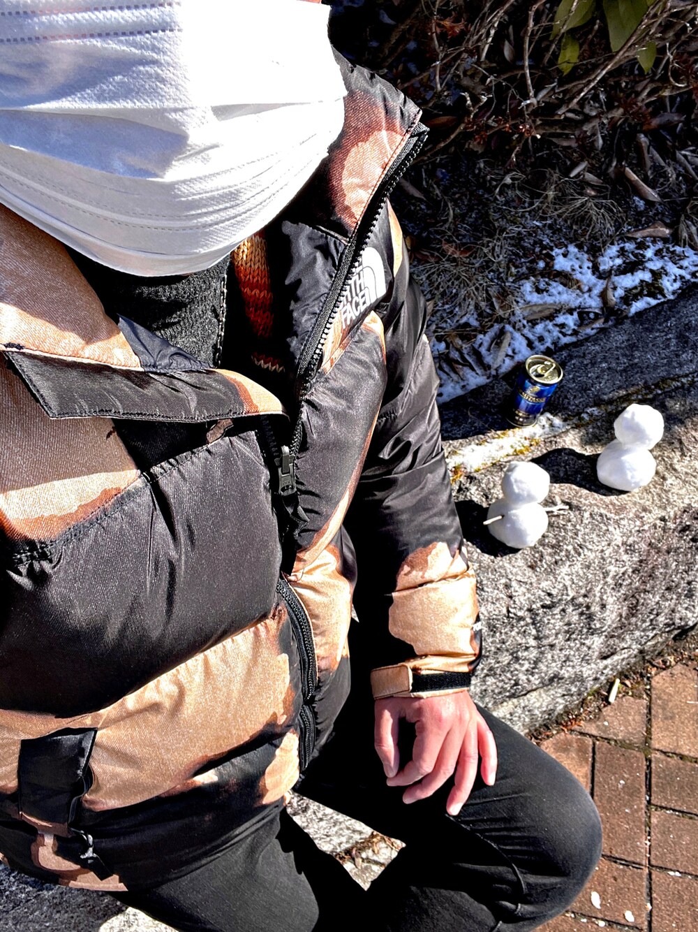 「ノースフェイス、ヌプシ、シュプノース、THE NORTH FACE、supreme、冬コーデ、雪だるま、今日のコーデ、お洒落さんとつながりたい、お洒落さんと繋がりたい、ストリートコーデ、アメカジ」｜「Supreme のアイテム（ダウンジャケット/コート、ベージュ系）」を使った、怠惰ですけれども®︎さん（メンズ・170cm）の冬コーディネートの1枚目の写真