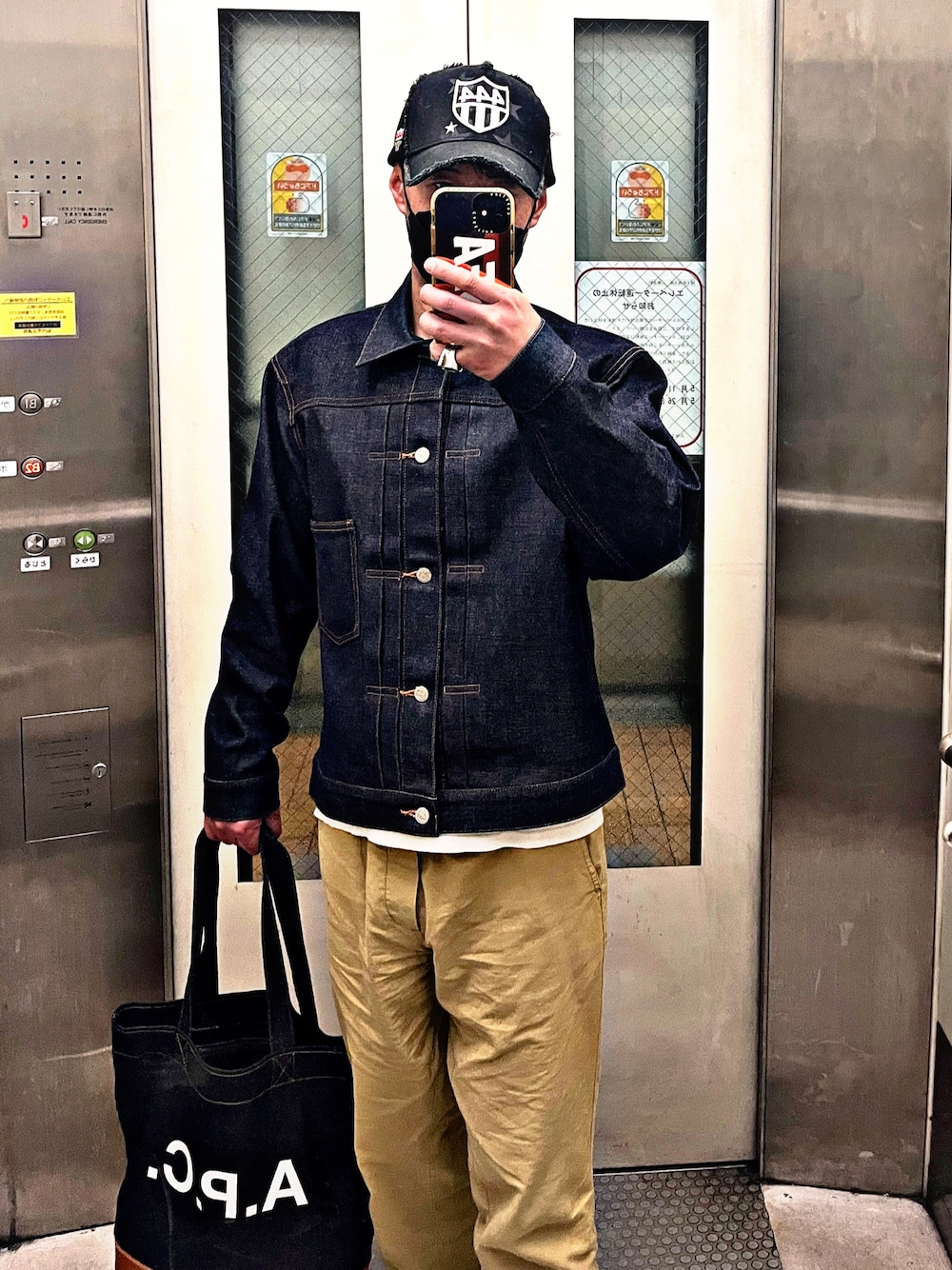 「アーペーセー、A.P.C.、トートバッグ、チノパン、デニムジャケット、リジットデニム、生デニム、Gジャン、お洒落さんとつながりたい、アメカジ、ストリートコーデ、お洒落さんと繋がりたい、おしゃれさんと繋がりたい、今日のコーデ」｜「A.P.C.のアイテム（デニムジャケット、ブルー系）」を使った、怠惰ですけれども®︎さん（メンズ・170cm）の春コーディネートの1枚目の写真