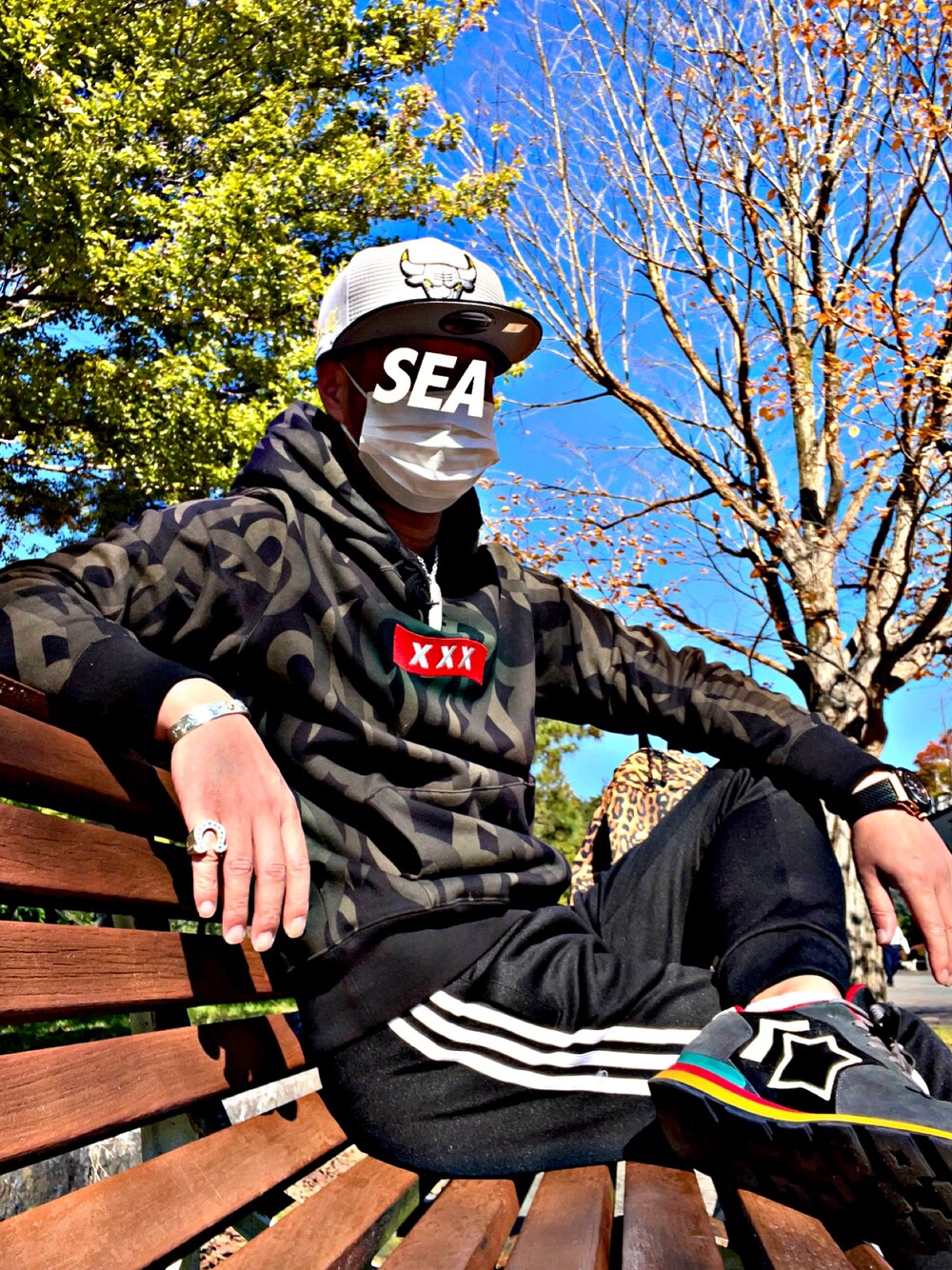 「アトランティックスターズ、トライバル、god selection xxx、NEW ERA、adidas originals、お洒落さんとつながりたい、お洒落さんと繋がりたい、秋のコーデ、ストリートコーデ、スニーカーコーデ、ボックスロゴ」｜「NEW ERAのアイテム（キャップ、グレー系）」を使った、怠惰ですけれども®︎さん（メンズ・170cm）の秋コーディネートの1枚目の写真
