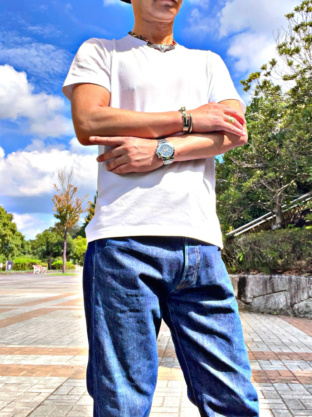 ブルー系のデニムパンツを着用したメンズの夏コーディネートの1枚目の写真