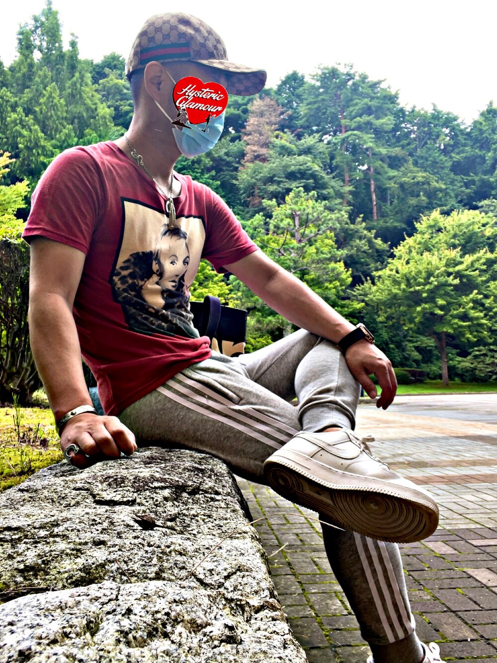 レッド系のTシャツ/カットソー、グレー系のスウェットパンツ、ホワイト系のスニーカーを着用したメンズの夏コーディネートの1枚目の写真