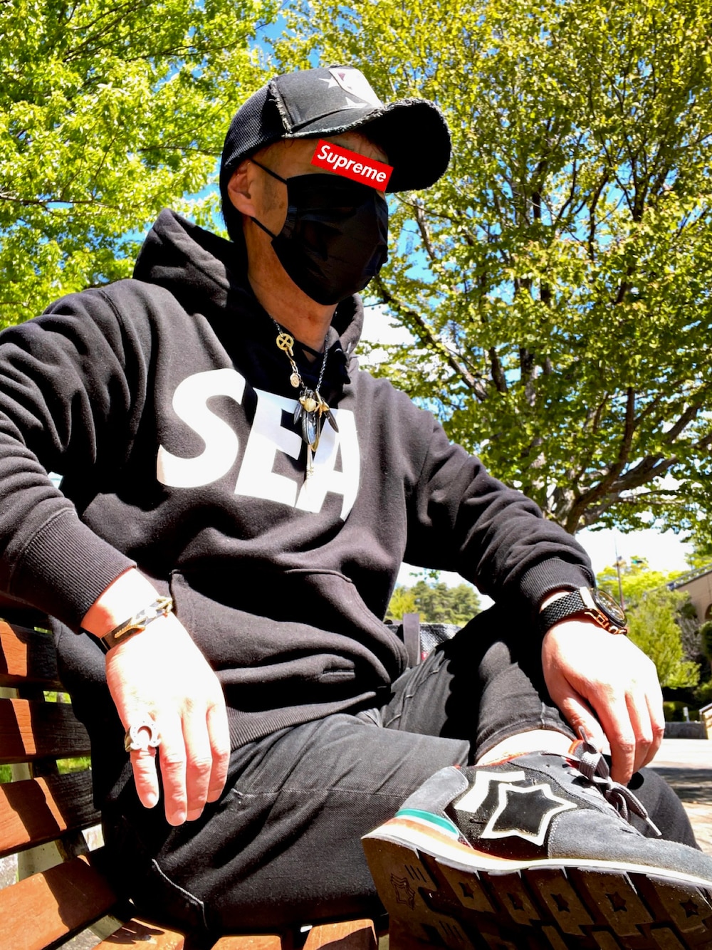 「ウィンダンシー、WINDANDSEA、wind and sea、お洒落さんと繋がりたい、お洒落さんとつながりたい、おしゃれさんと繋がりたい、ストリートコーデ、スニーカーコーデ、アトランティックスターズ、シルバーアクセサリー、インディアンジュエリー、タディアンドキング、tady&king、goro's、ゴローズ」｜「WIND AND SEAのアイテム（パーカー、ブラック系）」を使った、怠惰ですけれども®︎さん（メンズ・170cm）の春コーディネートの1枚目の写真